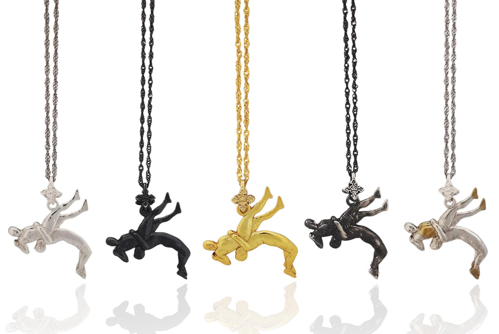 Борец – Мъжки спортен медальон за борба от сребро 925 с частично позлатено покритие – Ръчно изработено бижу талисман за спортисти, треньори и фенове на бойните изкуства – SSJ