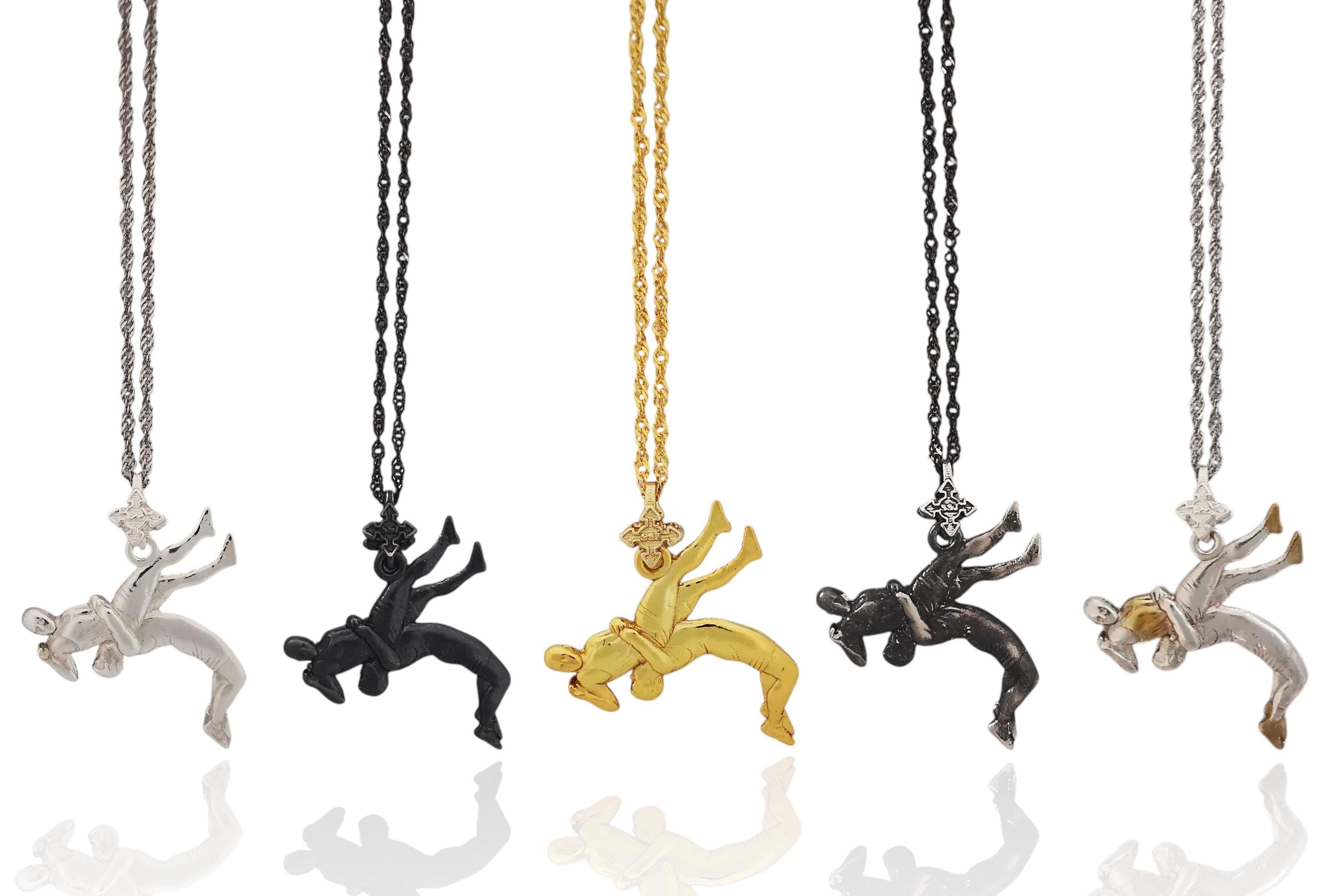 Борец – Мъжки спортен медальон за борба от сребро 925 с частично позлатено покритие – Ръчно изработено бижу талисман за спортисти, треньори и фенове на бойните изкуства – SSJ