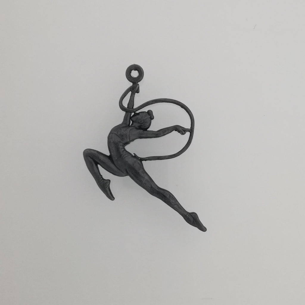 Художествена гимнастика (съчетание с лента) – Дамски спортен медальон от сребро 925 с оксидирано покритие – Ръчно изработено спортно бижу – Идеален подарък за жена, фенка на художествената гимнастика – SSJ