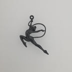 Художествена гимнастика (съчетание с лента) – Дамски спортен медальон от сребро 925 с оксидирано покритие – Ръчно изработено спортно бижу – Идеален подарък за жена, фенка на художествената гимнастика – SSJ