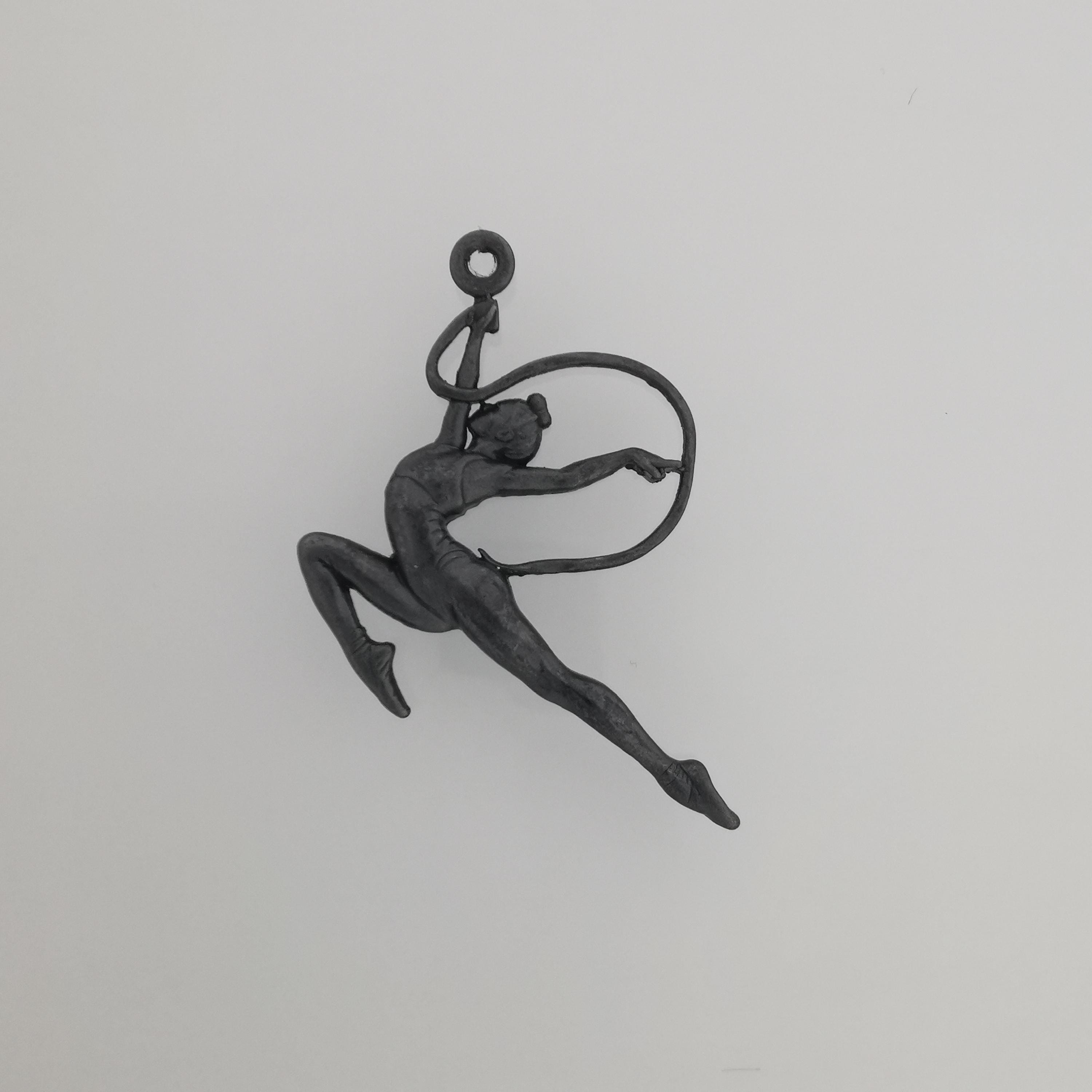 Художествена гимнастика (съчетание с лента) – Дамски спортен медальон от сребро 925 с оксидирано покритие – Ръчно изработено спортно бижу – Идеален подарък за жена, фенка на художествената гимнастика – SSJ