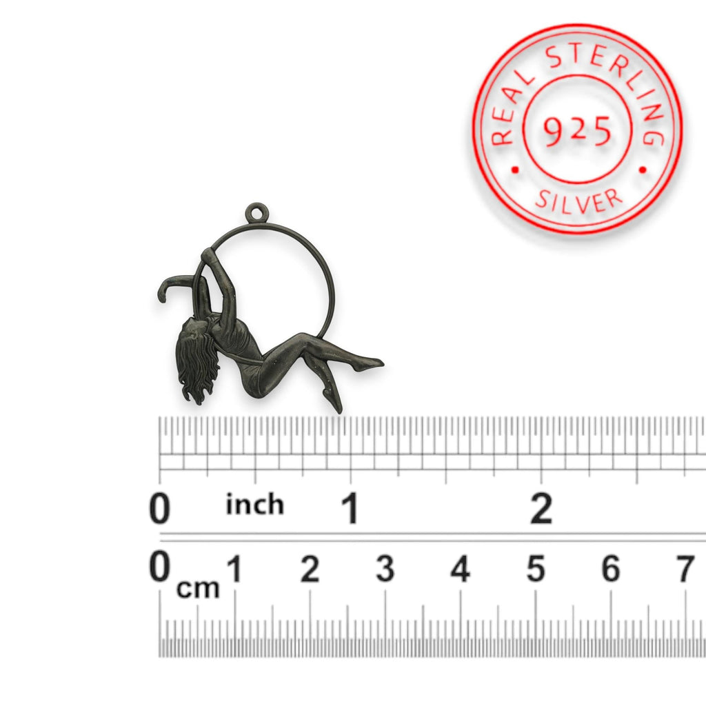 Въздушна акробатика – Женски спортен медальон от сребро 925 с оксидирано черно покритие – Ръчно изработено бижу талисман за гимнастички и танцьорки – Идеален подарък за спортист, треньор или артист – SSJ