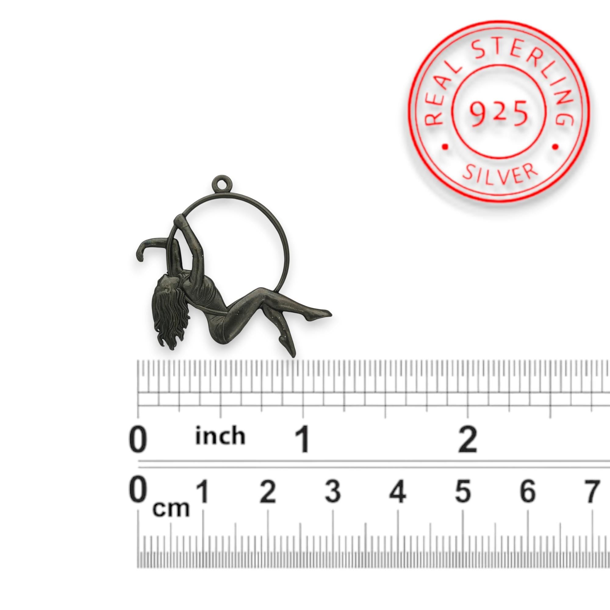 Въздушна акробатика – Женски спортен медальон от сребро 925 с оксидирано черно покритие – Ръчно изработено бижу талисман за гимнастички и танцьорки – Идеален подарък за спортист, треньор или артист – SSJ