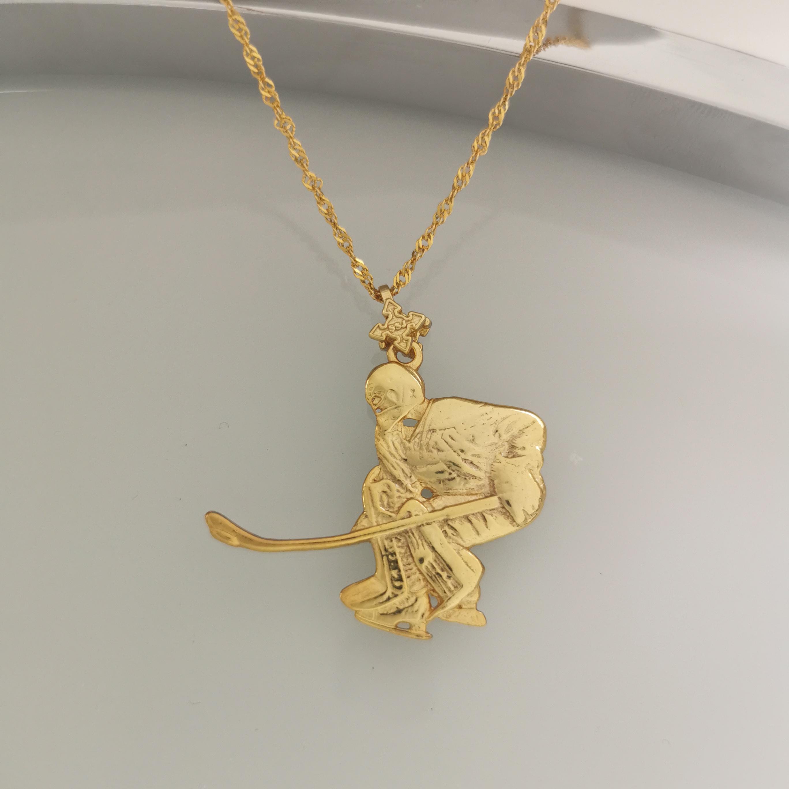 Хокеист (вратар) – Мъжки спортен медальон от сребро 925 с позлатено покритие – Ръчно изработено спортно бижу – Идеален подарък за мъж, фен на хокея – SSJ