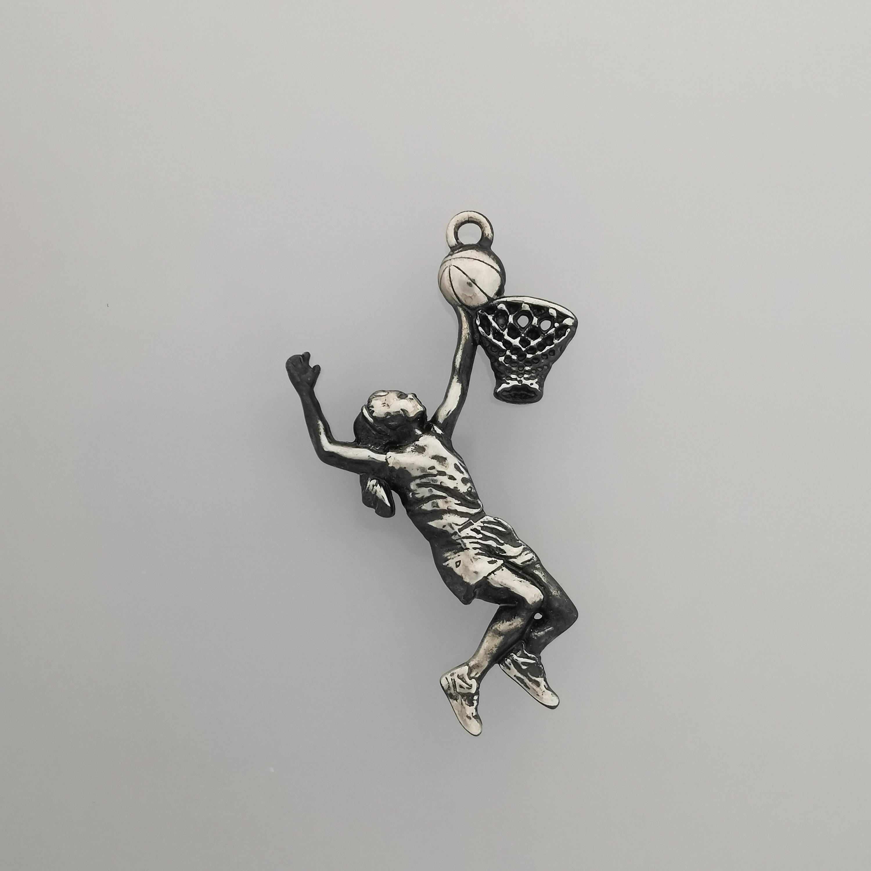 Баскетбол – Женски спортен медальон от сребро 925 с винтидж покритие – Ръчно изработено бижу талисман за баскетболистки и фенки на спорта – Идеален подарък за спортист, треньор или почитател – SSJ