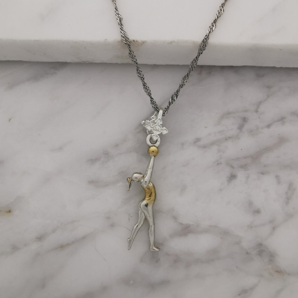 Художествена гимнастика (съчетание с топка) – Дамски спортен медальон от сребро 925 с частично позлатено покритие – Ръчно изработено спортно бижу – Идеален подарък за жена, фенка на художествената гимнастика – SSJ