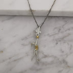 Художествена гимнастика (съчетание с топка) – Дамски спортен медальон от сребро 925 с частично позлатено покритие – Ръчно изработено спортно бижу – Идеален подарък за жена, фенка на художествената гимнастика – SSJ