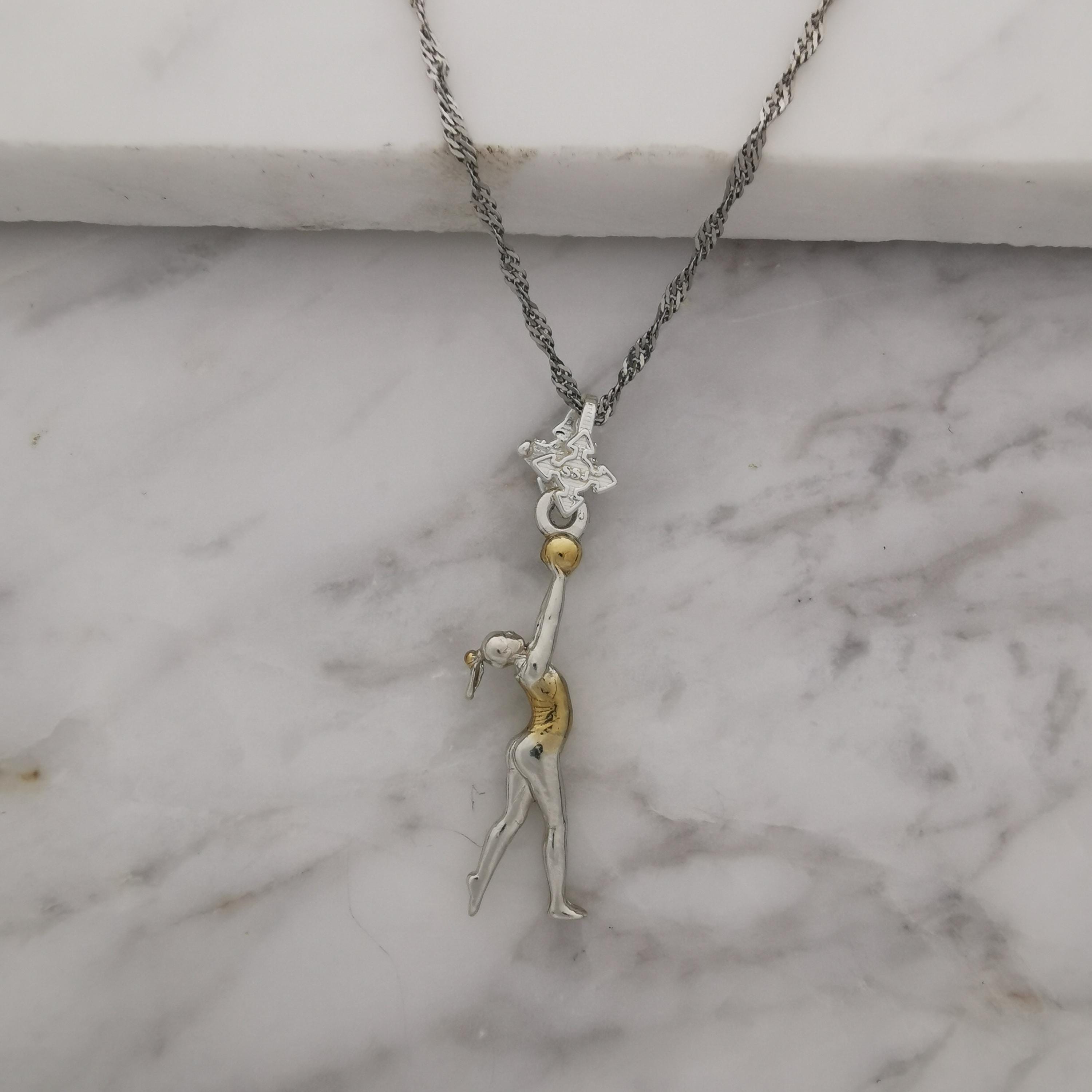 Художествена гимнастика (съчетание с топка) – Дамски спортен медальон от сребро 925 с частично позлатено покритие – Ръчно изработено спортно бижу – Идеален подарък за жена, фенка на художествената гимнастика – SSJ