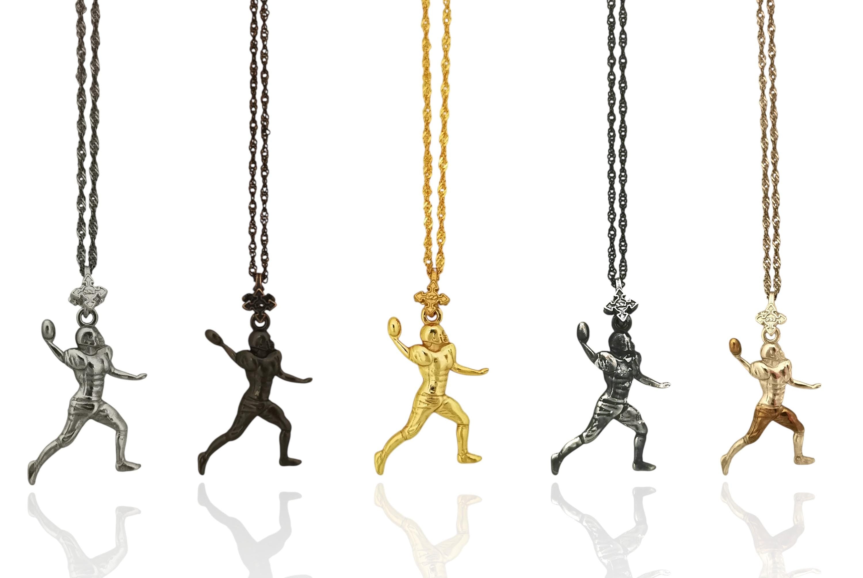 Американски футбол – Мъжки спортен медальон от сребро 925 с позлатено покритие – Ръчно изработено бижу талисман за спортисти и фенове – Идеален подарък за играч, треньор или почитател – SSJ