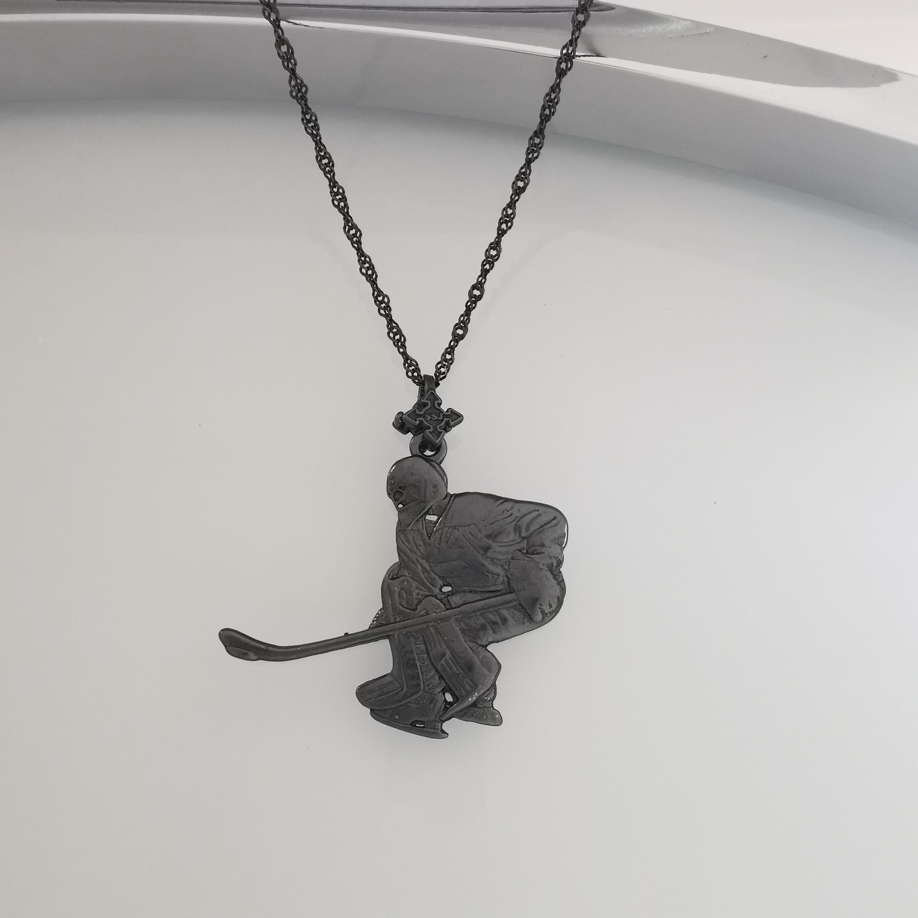 Хокеист (вратар) – Мъжки спортен медальон от сребро 925 с оксидирано покритие – Ръчно изработено спортно бижу – Идеален подарък за мъж, фен на хокея – SSJ