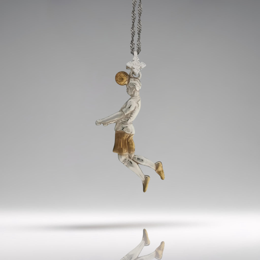 Футболист (удар с глава) – Мъжки спортен медальон от сребро 925 с частично позлатено покритие – Ръчно изработено спортно бижу – Идеален подарък за мъж, фен на футбола – SSJ