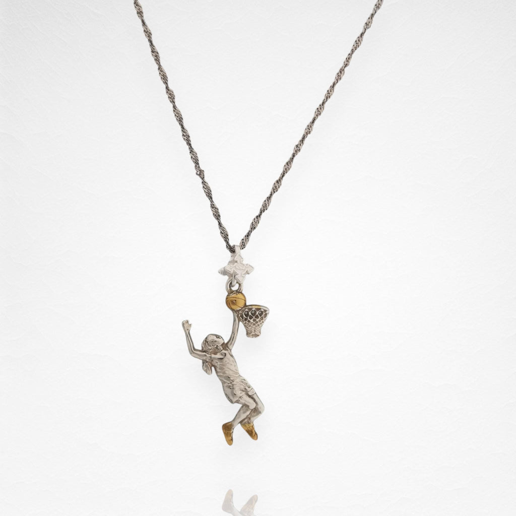Баскетбол – Женски спортен медальон от сребро 925 с частично позлатено покритие – Ръчно изработено бижу талисман за баскетболистки и фенки на спорта – Идеален подарък за спортист, треньор или почитател – SSJ