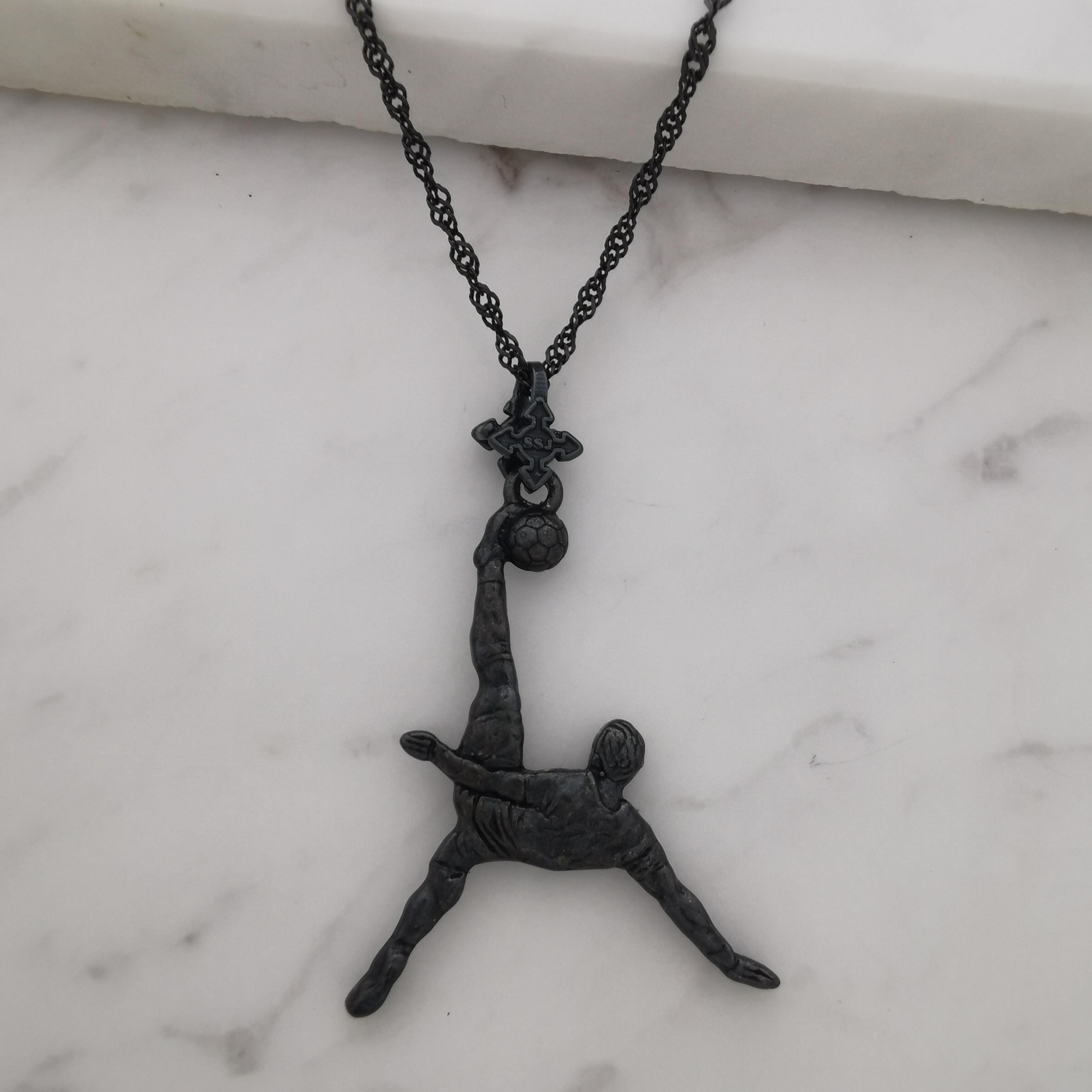 Футболист (задна ножица) – Мъжки спортен медальон от сребро 925 с оксидирано покритие – Ръчно изработено спортно бижу – Идеален подарък за мъж, фен на футбола – SSJ