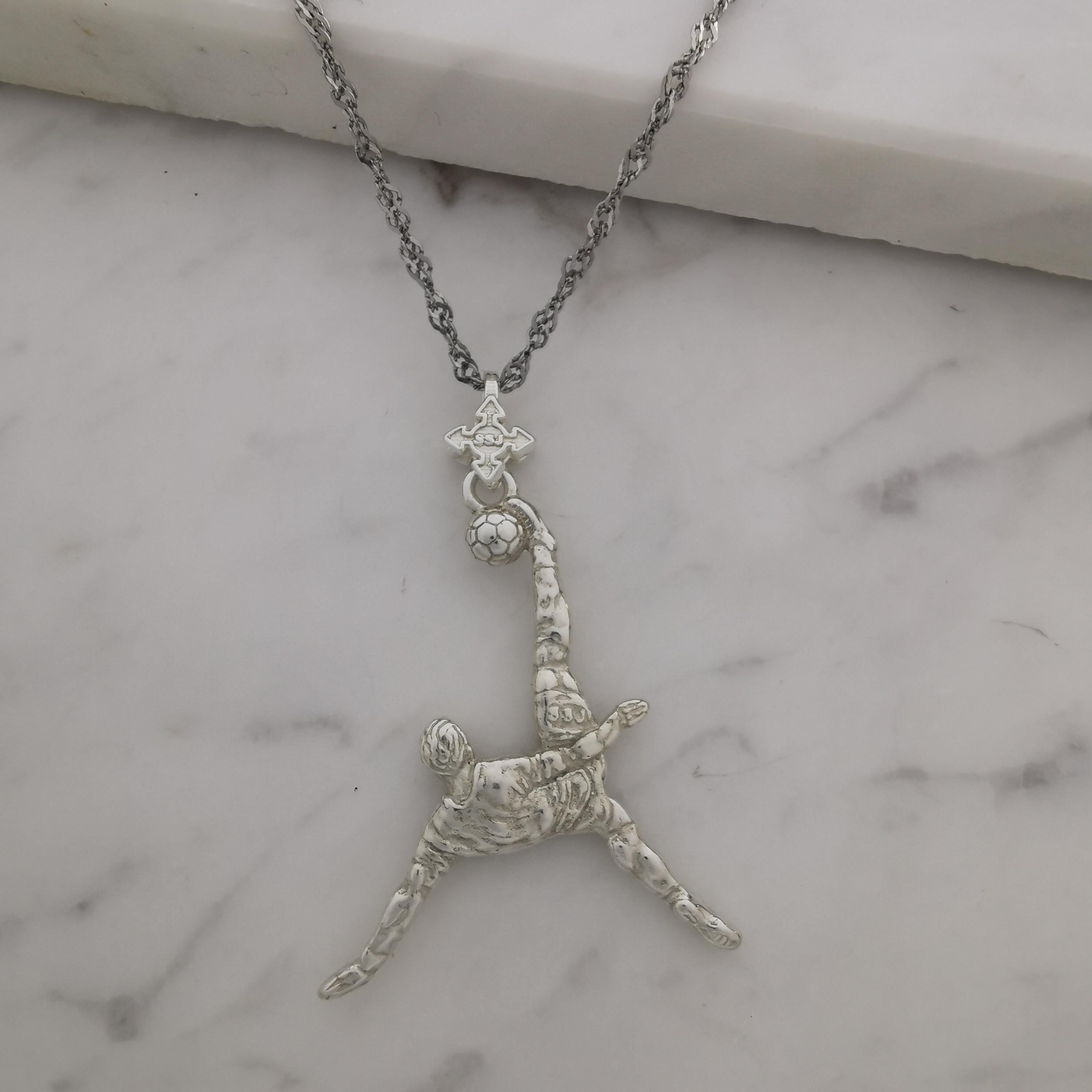 Футболист (задна ножица) – Мъжки спортен медальон от сребро 925 с класическо покритие – Ръчно изработено спортно бижу – Идеален подарък за мъж, фен на футбола – SSJ