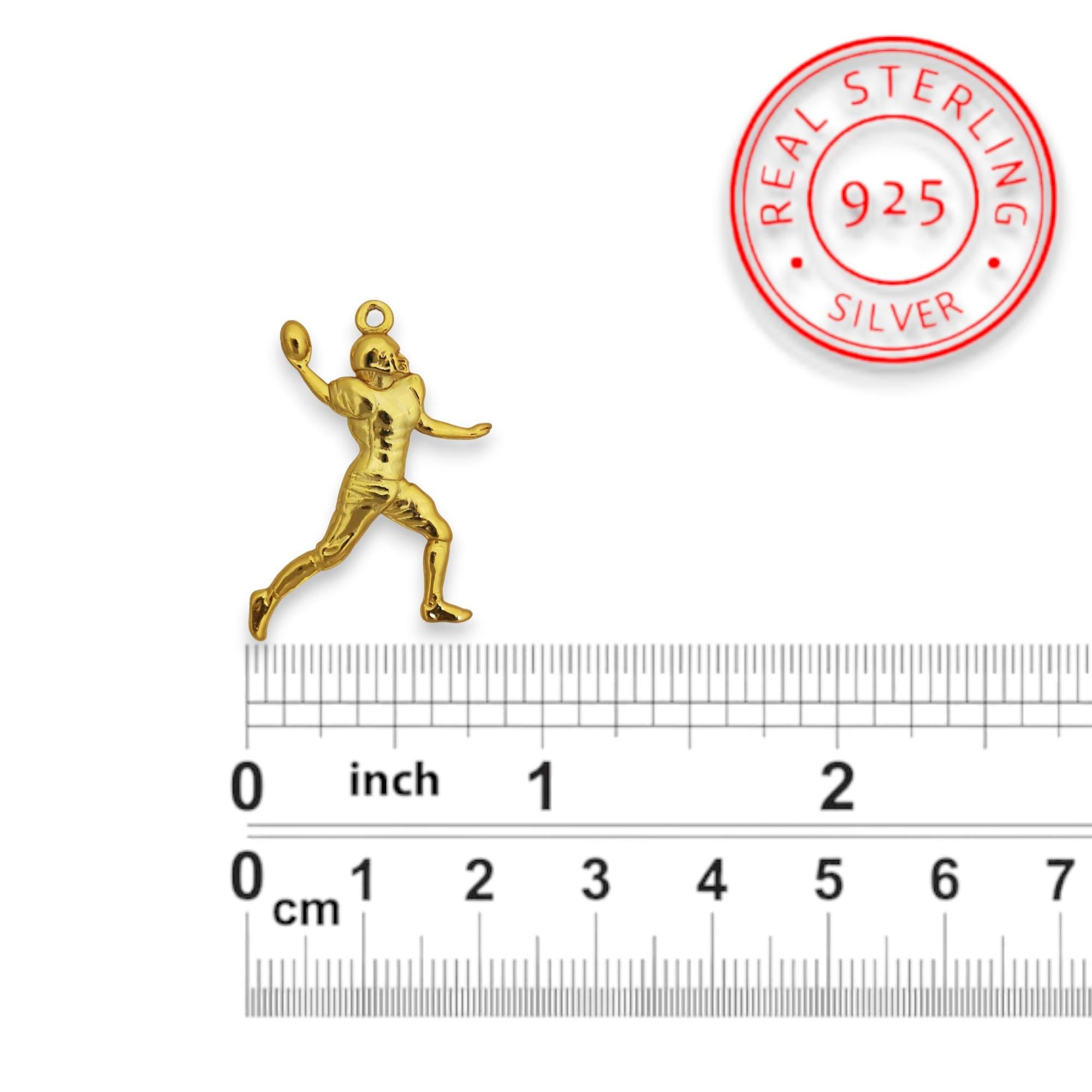 Американски футбол – Мъжки спортен медальон от сребро 925 с позлатено покритие – Ръчно изработено бижу талисман за спортисти и фенове – Идеален подарък за играч, треньор или почитател – SSJ