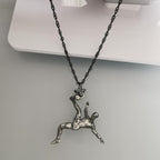 Футболист (задна ножица) – Мъжки спортен медальон от сребро 925 с винтидж покритие – Ръчно изработено спортно бижу – Идеален подарък за мъж, фен на футбола – SSJ