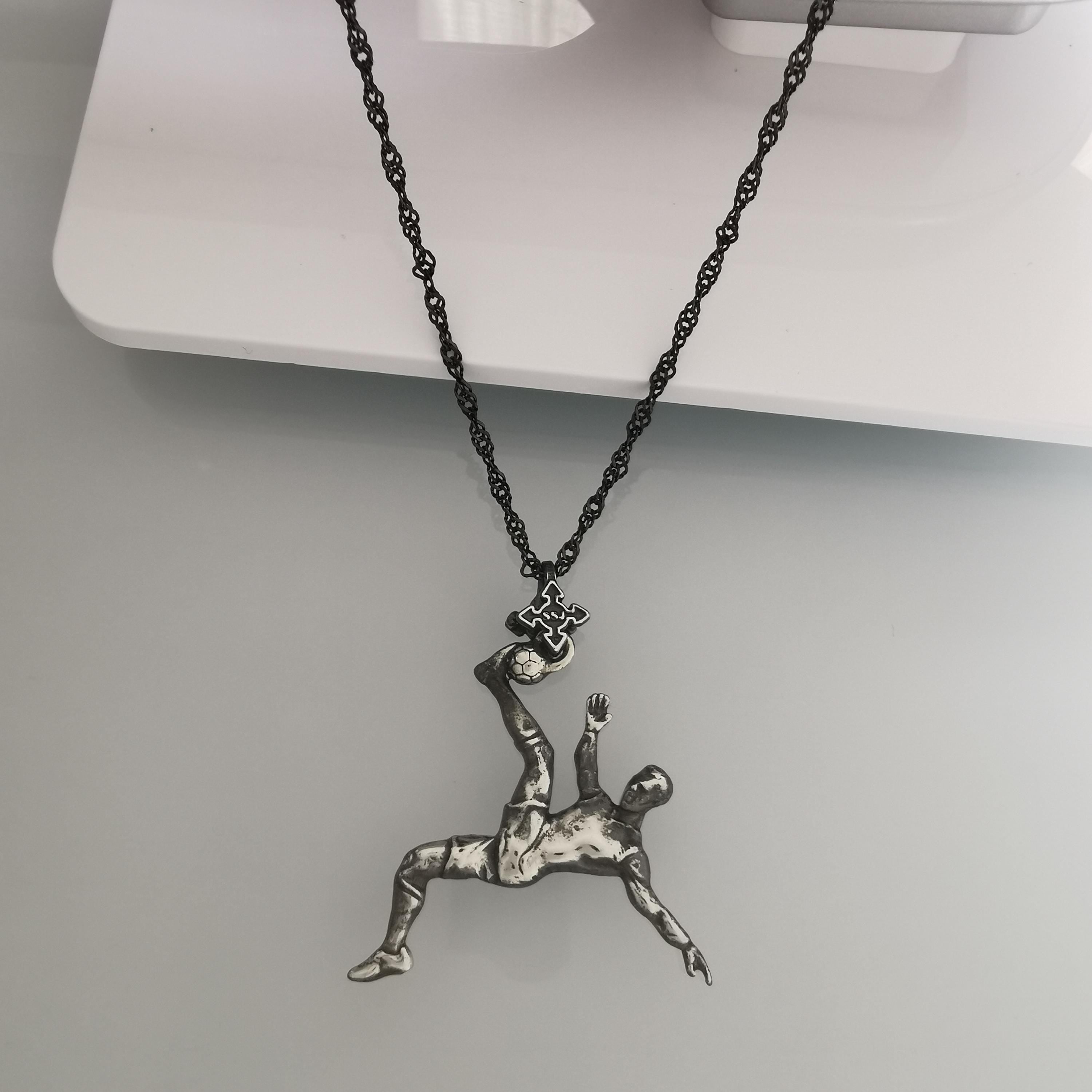 Футболист (задна ножица) – Мъжки спортен медальон от сребро 925 с винтидж покритие – Ръчно изработено спортно бижу – Идеален подарък за мъж, фен на футбола – SSJ