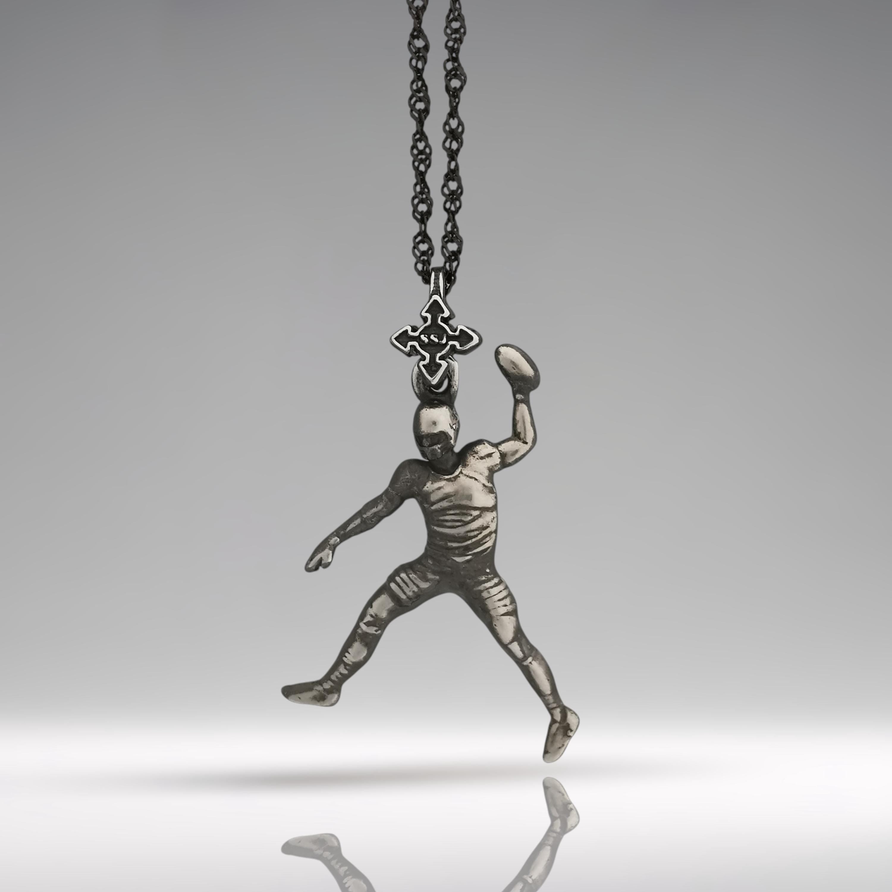 Американски футбол – Мъжки спортен медальон от сребро 925 с винтидж покритие – Ръчно изработено бижу талисман за спортисти и фенове – Идеален подарък за играч, треньор или почитател – SSJ