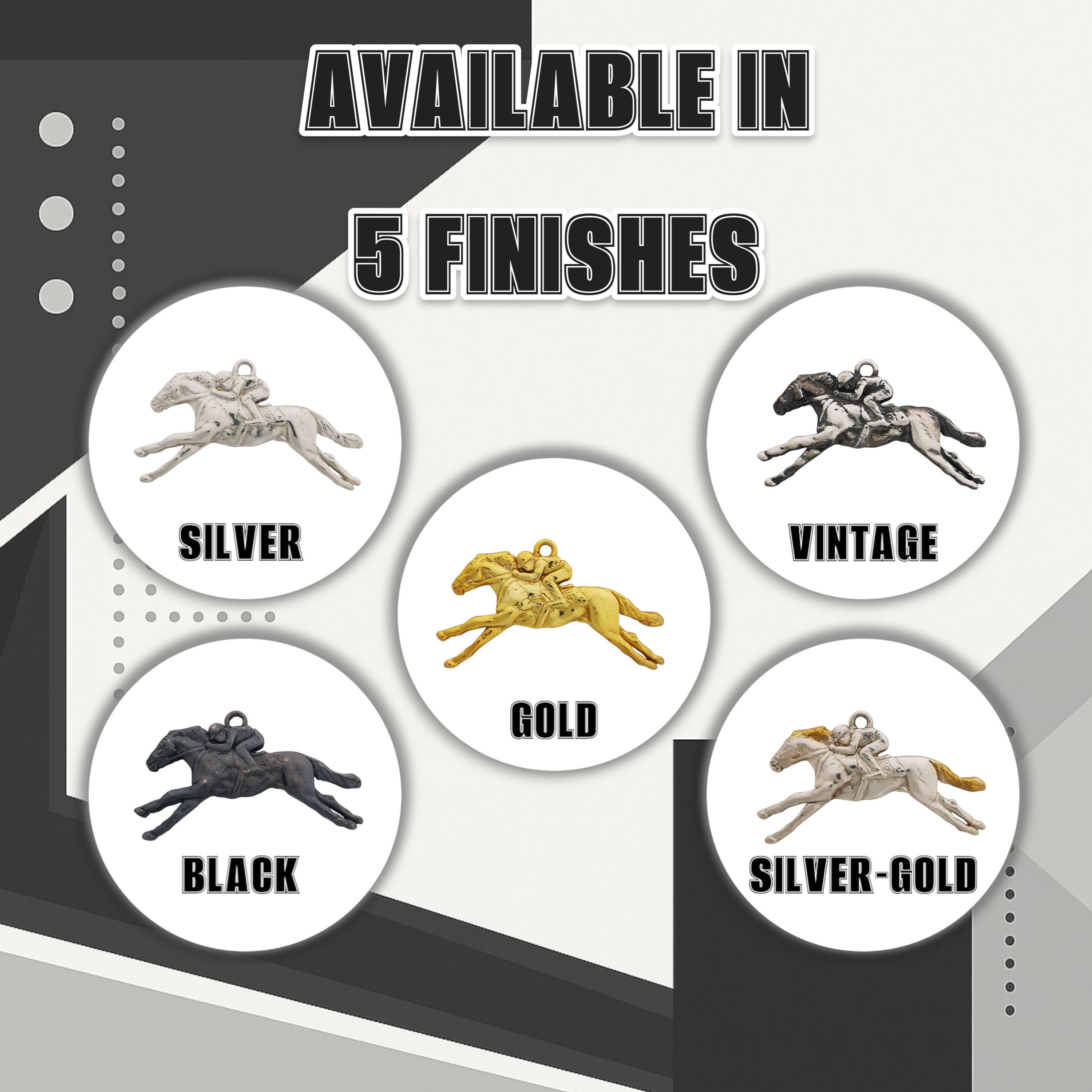 Конни надбягвания – Мъжки медальон „Жокей на състезателен кон“ – Частично позлатено покритие – Сребро 925 – Ръчно изработено спортно бижу/талисман за конен спорт – Идеален подарък за мъж – SSJ