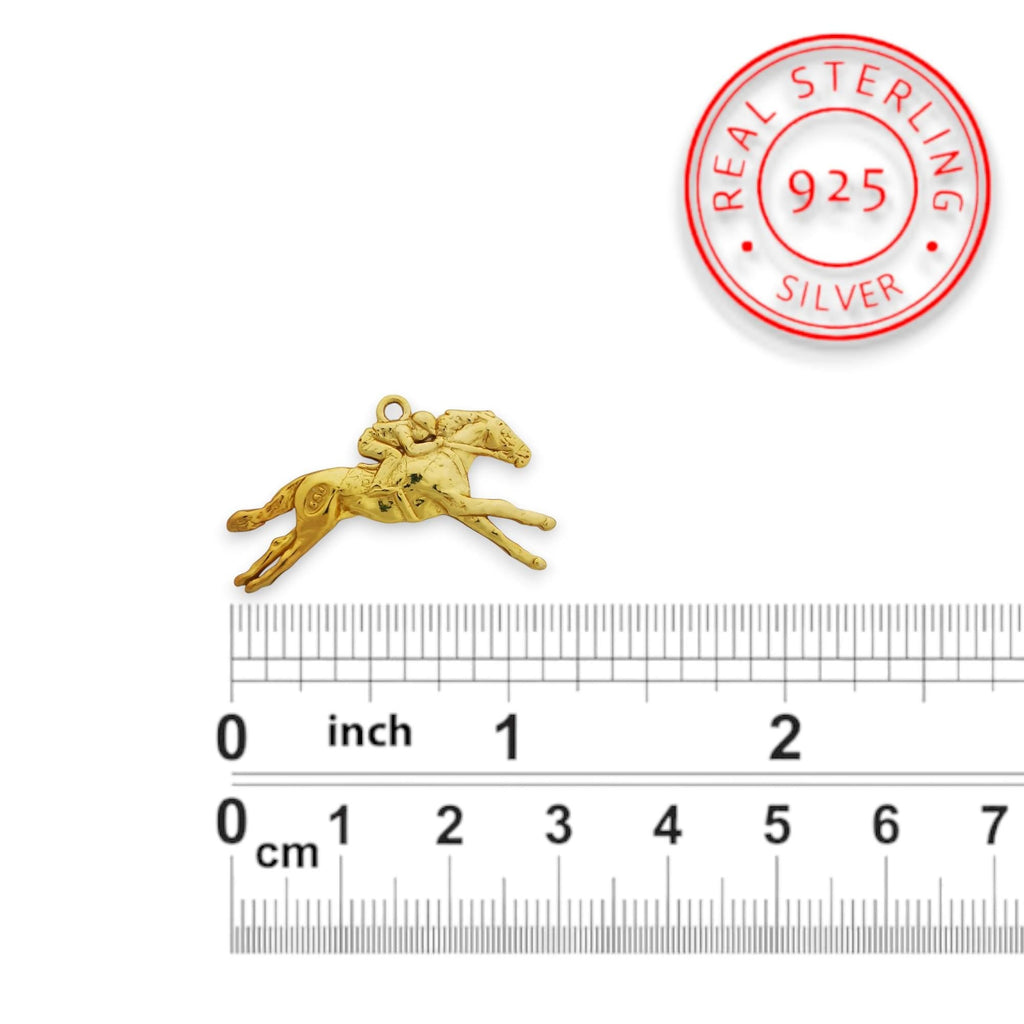 Конни надбягвания – Мъжки медальон „Жокей на състезателен кон“ – Позлатено покритие – Сребро 925 – Ръчно изработено спортно бижу/талисман за конен спорт – Идеален подарък за мъж – SSJ