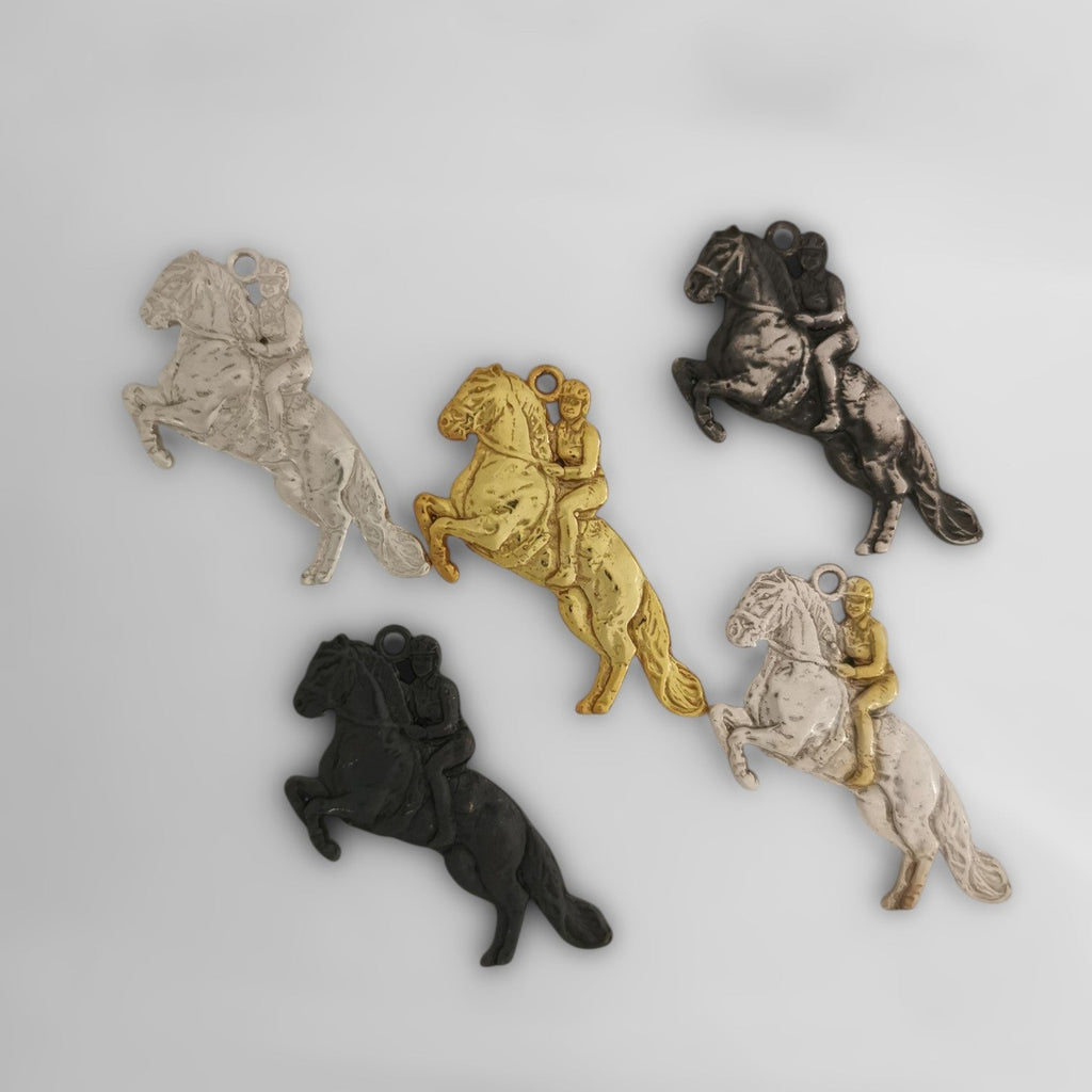 Конен спорт – Мъжки медальон „Ездач при прескачане на препятствие“ – Класическо сребро 925 – Ръчно изработено спортно бижу/талисман за конен спорт – Идеален подарък за мъж – SSJ