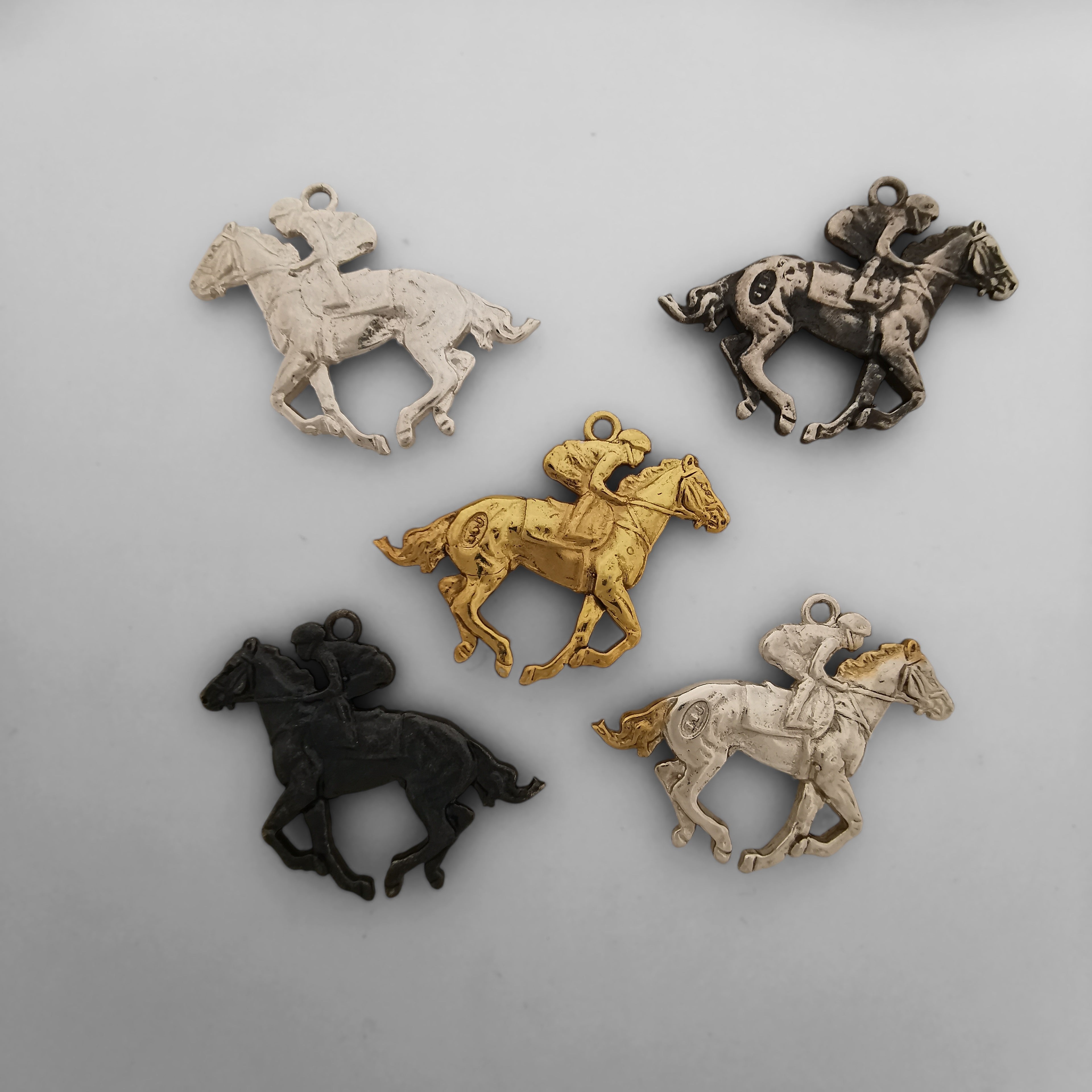 Жокей – Мъжки спортен медальон със състезателен кон – Винтидж покритие – Сребро 925 – Ръчно изработено бижу/талисман конен спорт – Идеален подарък – SSJ