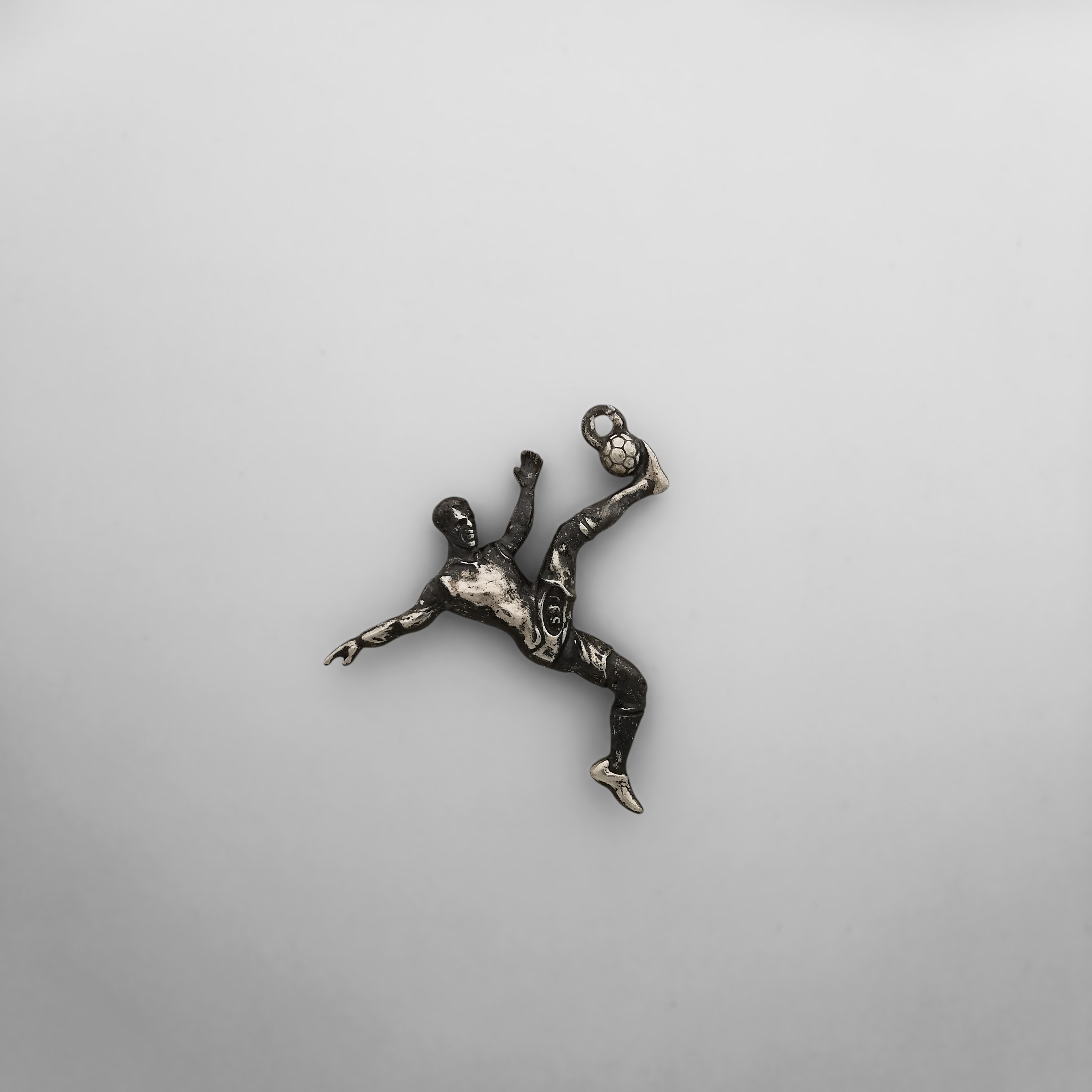 Футболист (задна ножица) – Мъжки спортен медальон от сребро 925 с оксидирано покритие – Ръчно изработено спортно бижу – Идеален подарък за мъж, фен на футбола – SSJ