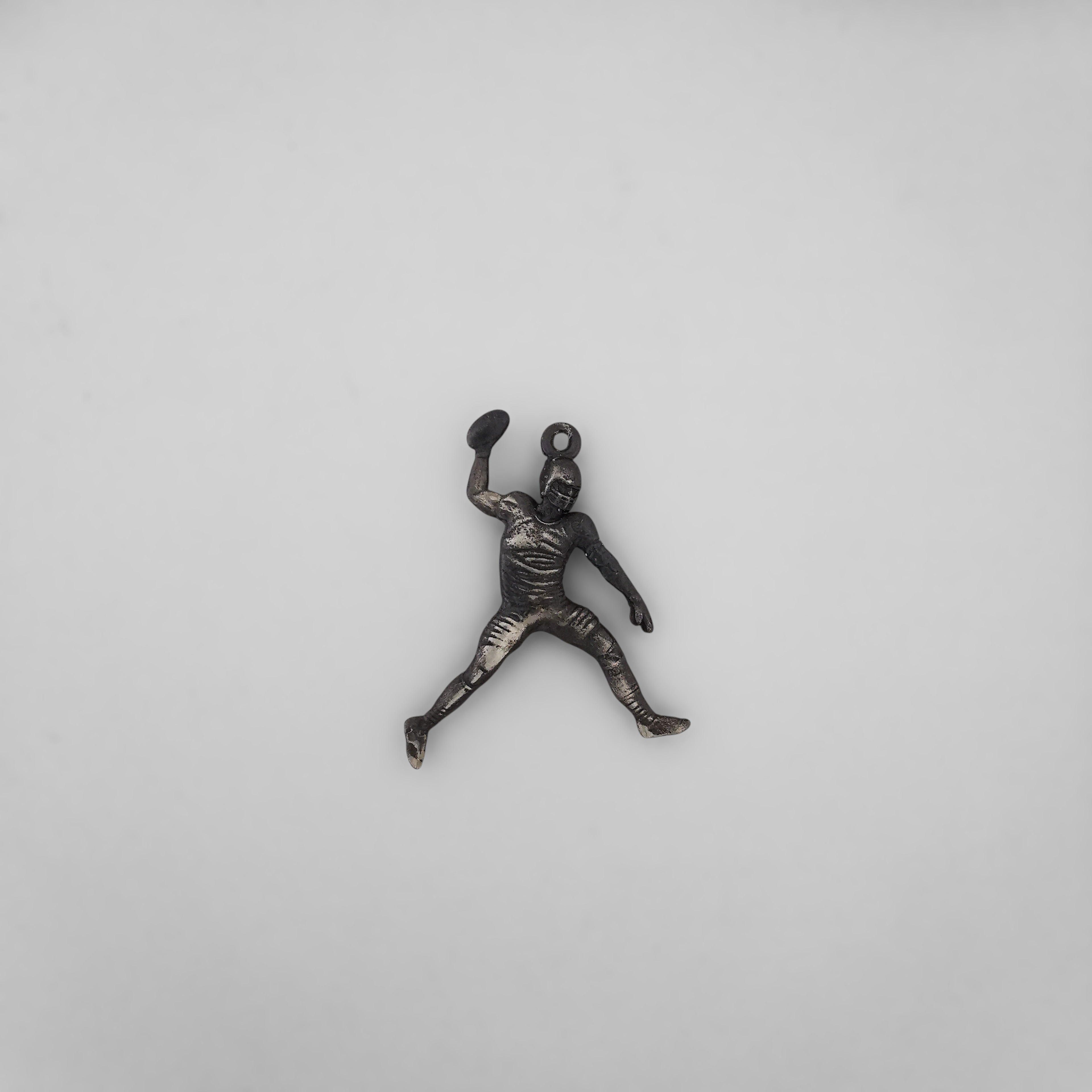 Американски футбол – Мъжки спортен медальон от сребро 925 с позлатено покритие – Ръчно изработено бижу талисман за спортисти и фенове – Идеален подарък за играч, треньор или почитател – SSJ