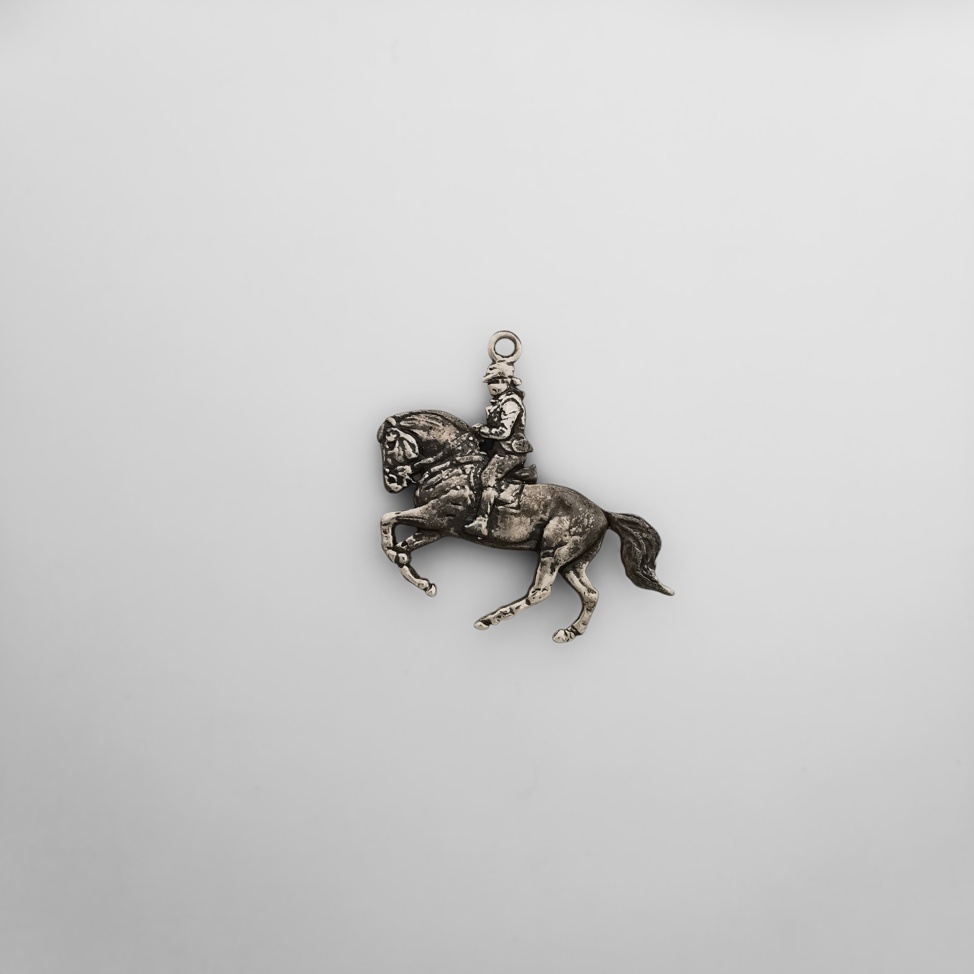 Конен спорт – Мъжки медальон „Ездач“ (обездка) – Позлатено покритие – Сребро 925 – Ръчно изработено бижу/талисман – Идеален подарък за мъж – SSJ