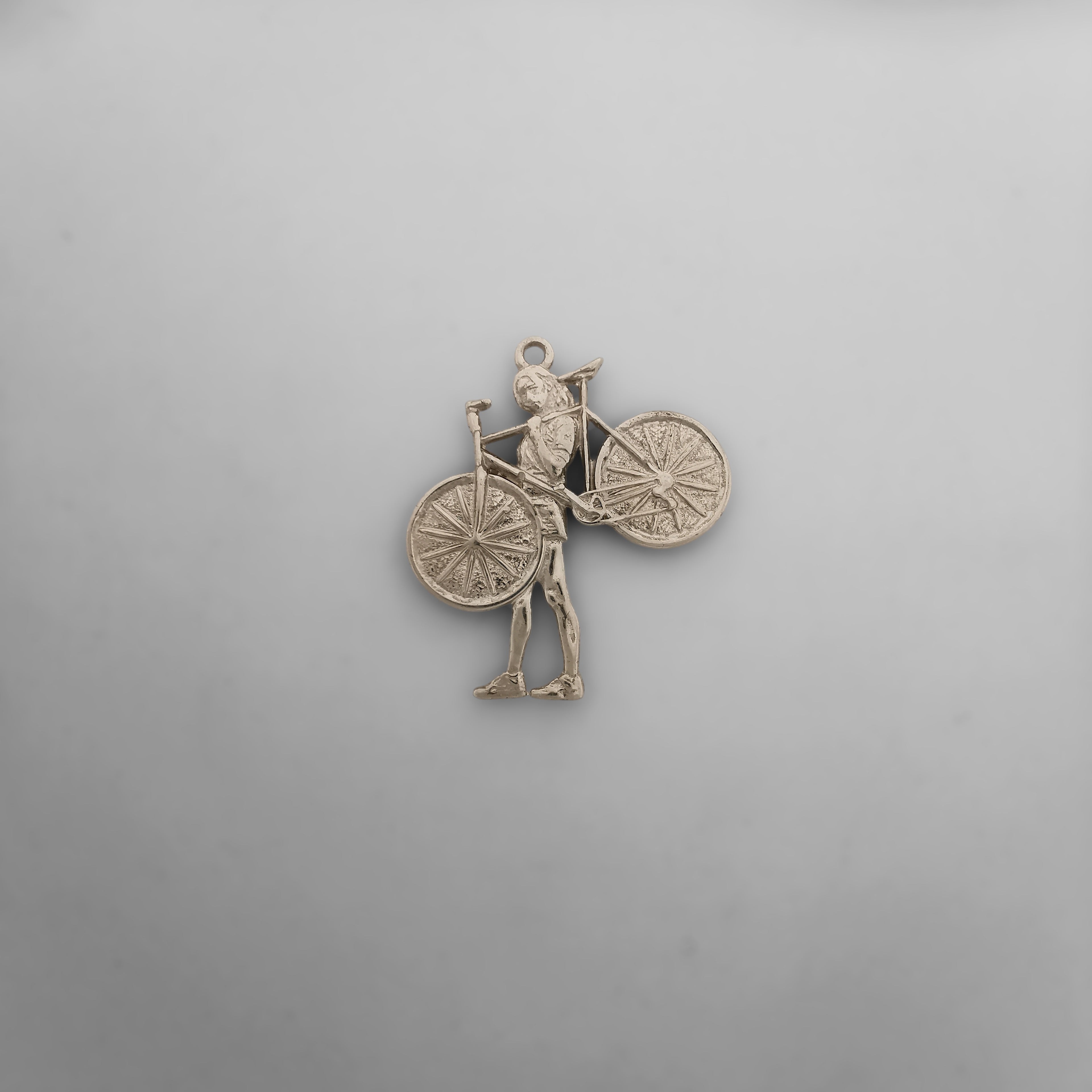 Колоездачка – Велосипедистка – Женски спортен медальон с винтидж покритие – Сребро 925 – Ръчно изработено бижу за дами с любов към спорта – SSJ