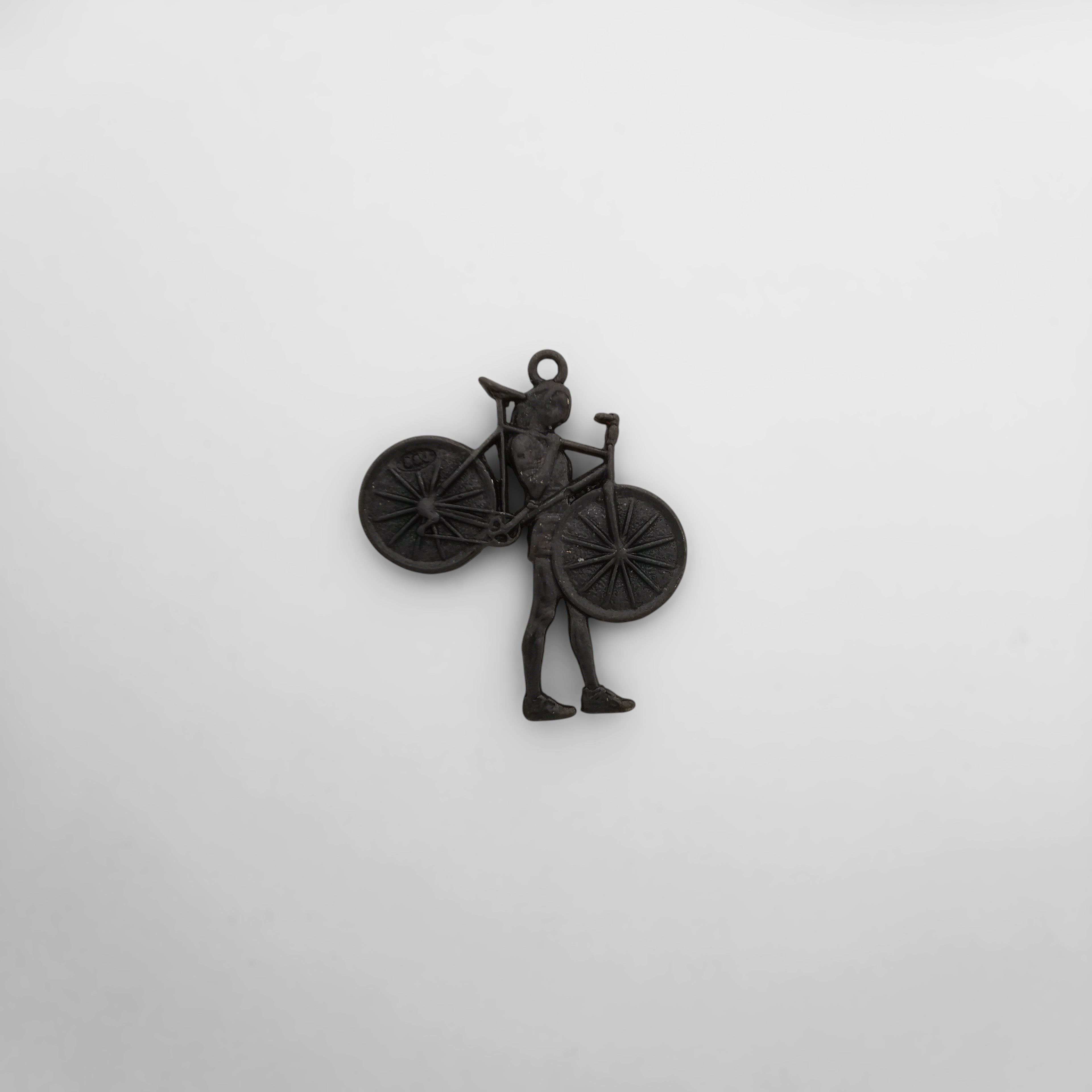 Колоездачка – Велосипедистка – Женски спортен медальон с позлатено покритие – Сребро 925 – Ръчно изработено бижу за дами с любов към колоезденето – SSJ