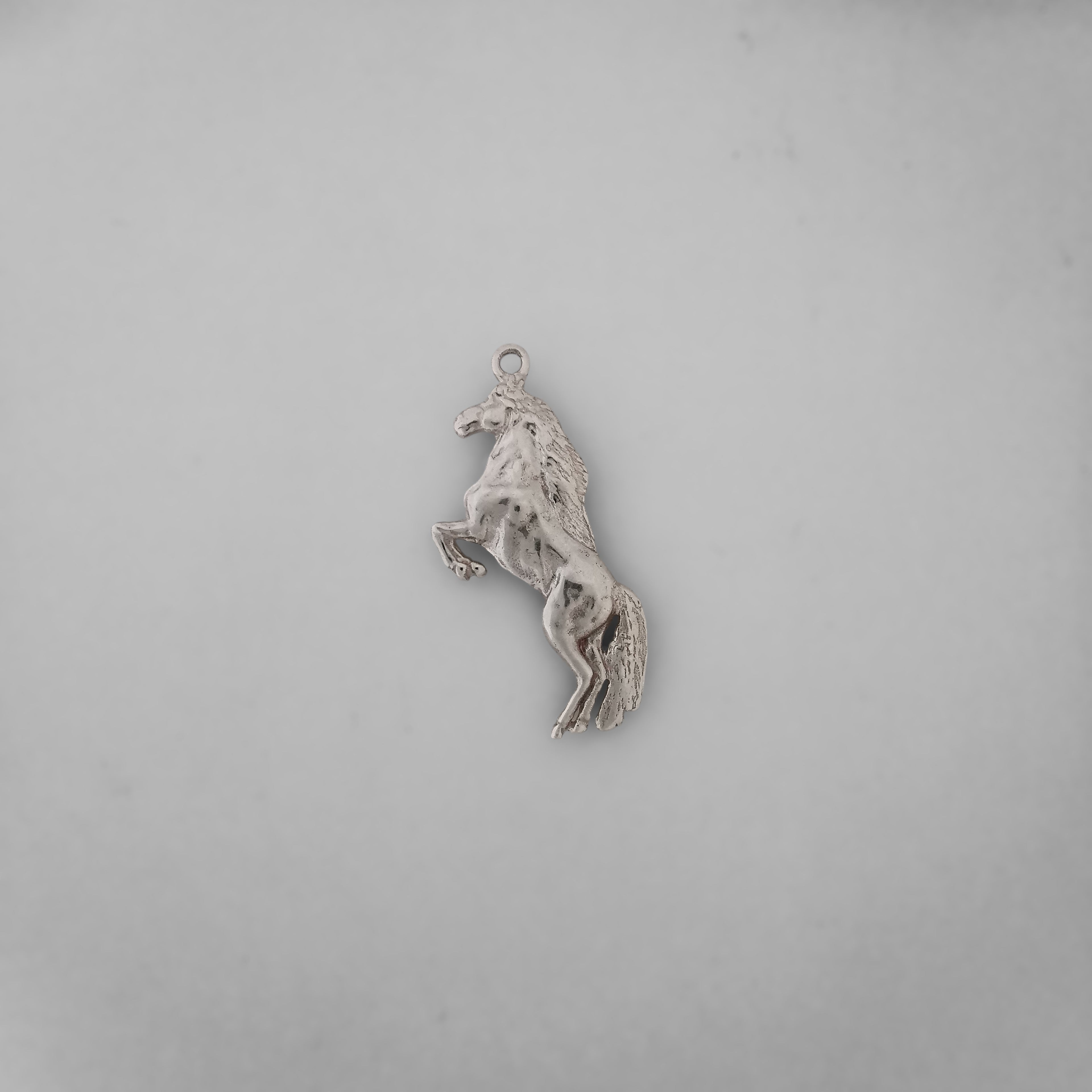 Кон – Мъжки спортен медальон – Класическо сребро 925 – Ръчно изработено бижу/талисман конен спорт – Идеален подарък – SSJ