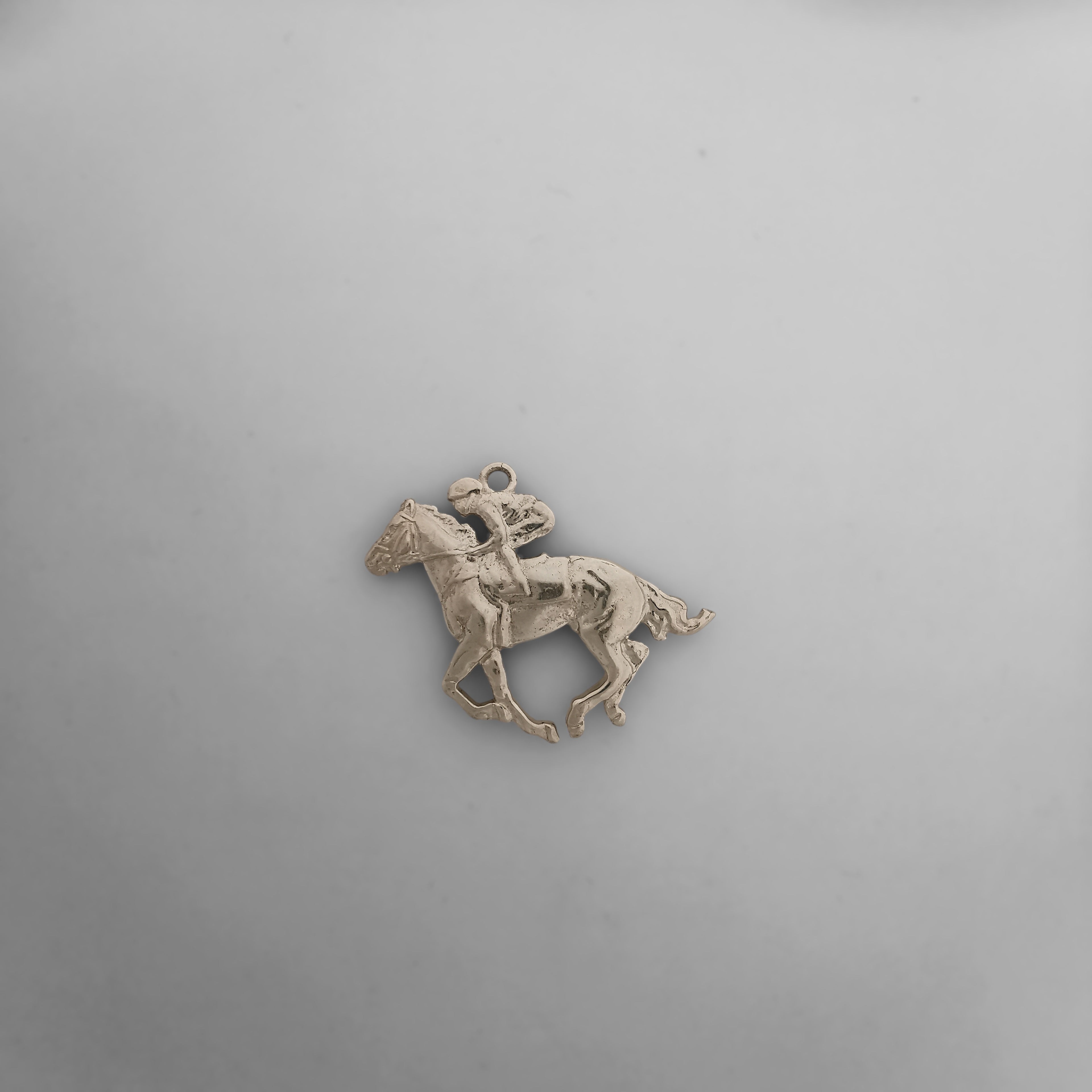 Жокей – Мъжки спортен медальон със състезателен кон – Винтидж покритие – Сребро 925 – Ръчно изработено бижу/талисман конен спорт – Идеален подарък – SSJ