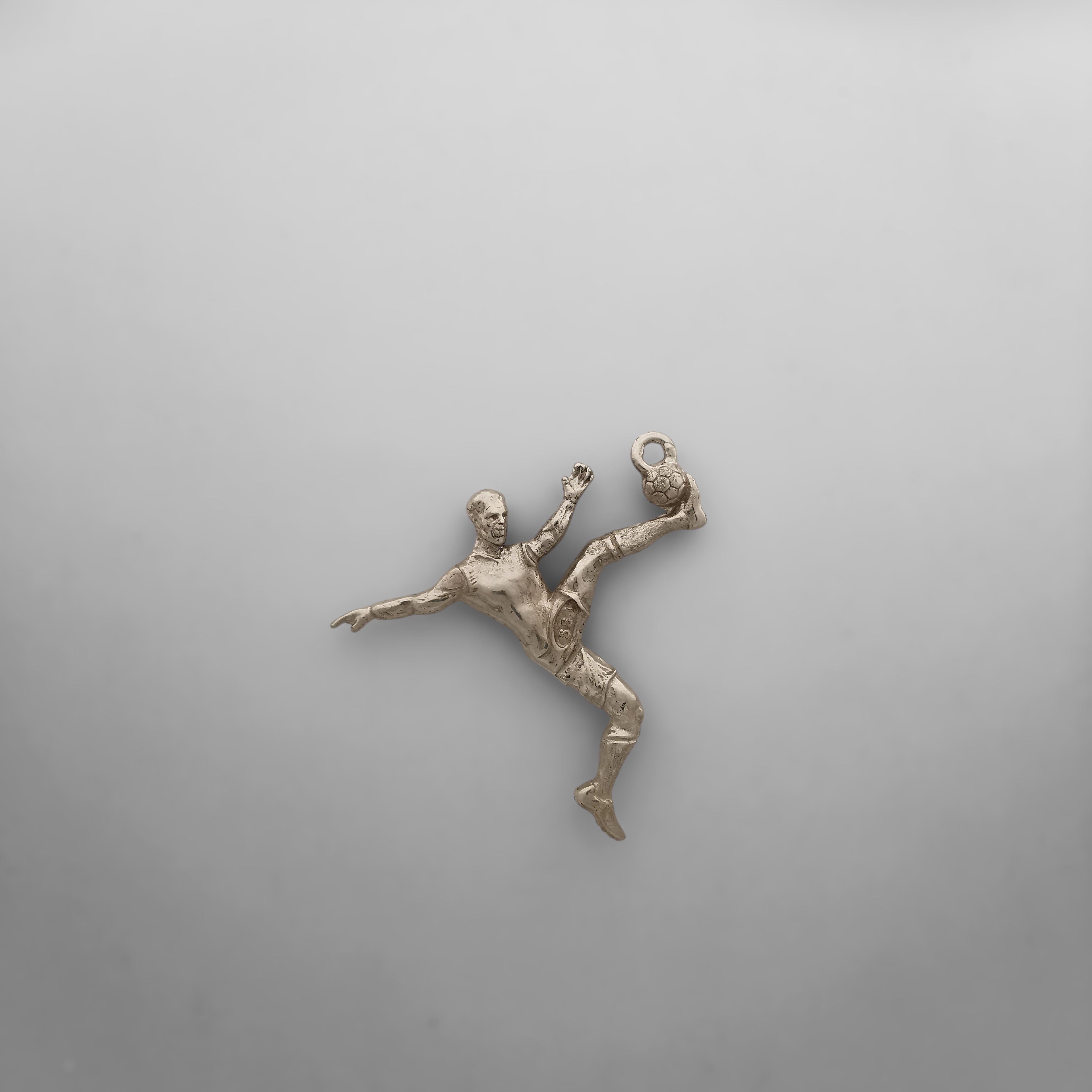 Футболист (задна ножица) – Мъжки спортен медальон от сребро 925 с оксидирано покритие – Ръчно изработено спортно бижу – Идеален подарък за мъж, фен на футбола – SSJ