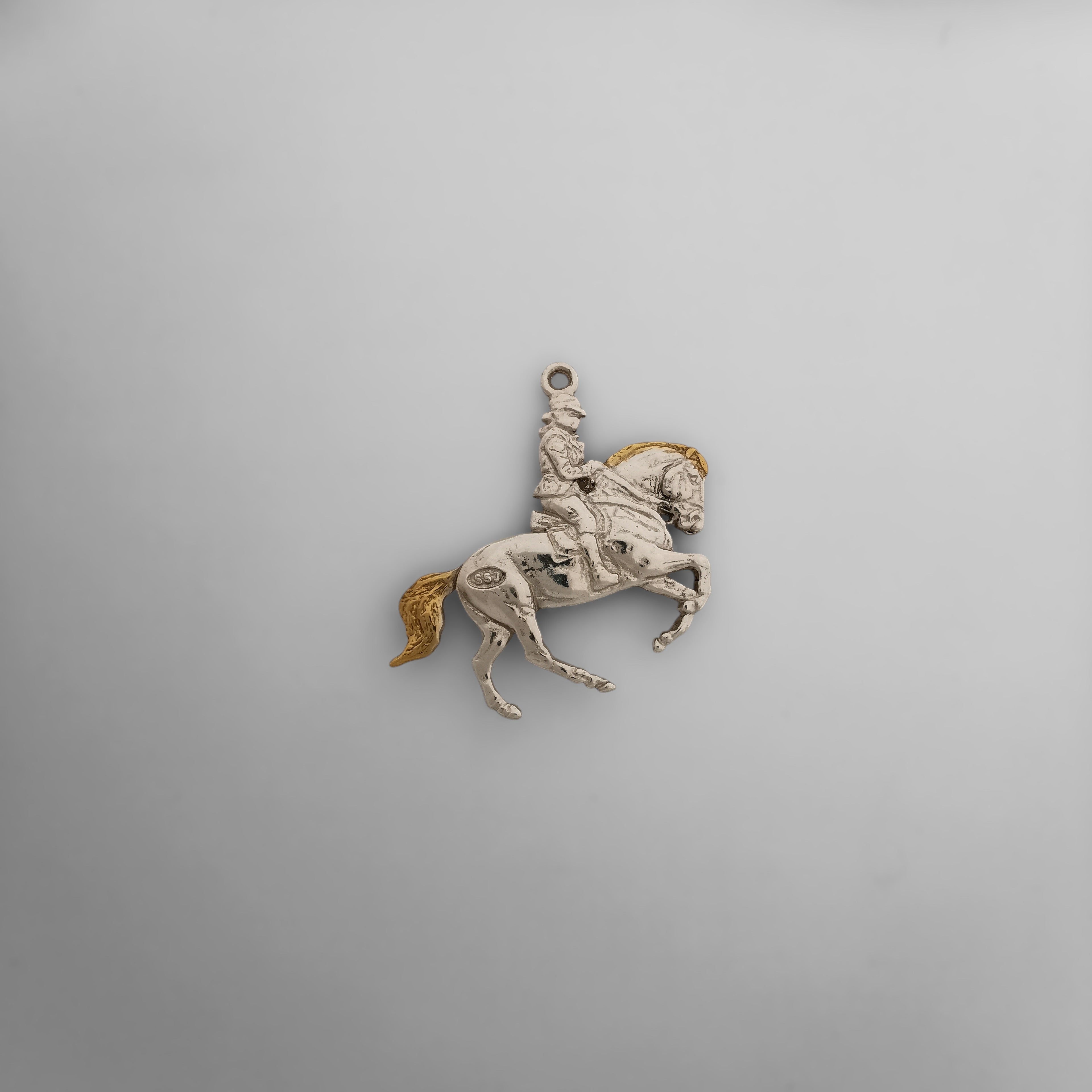 Конен спорт – Мъжки медальон „Ездач“ (обездка) – Класическо сребро 925 – Ръчно изработено бижу/талисман – Идеален подарък за мъж – SSJ