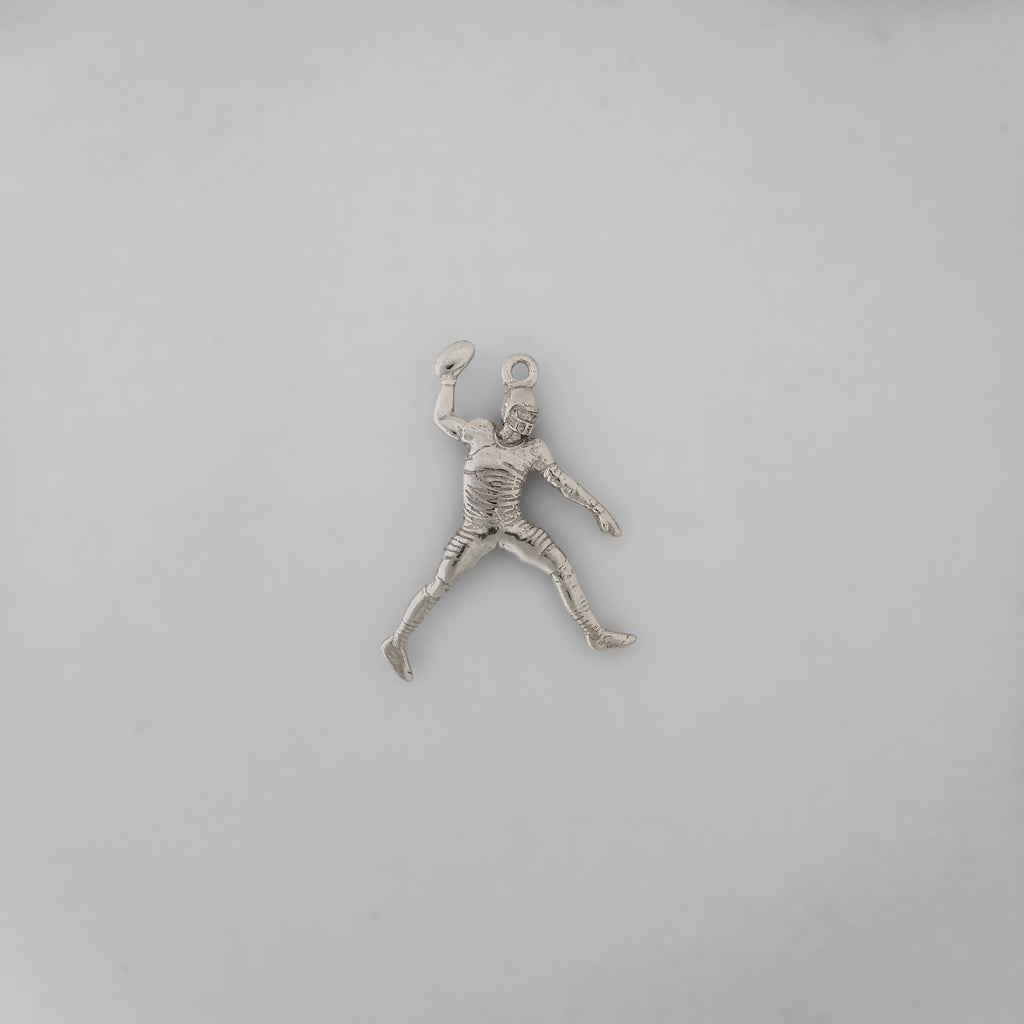 Американски футбол – Мъжки спортен медальон от сребро 925 с класическо полирано покритие – Ръчно изработено бижу талисман за спортисти и фенове – Идеален подарък за играч, треньор или почитател – SSJ
