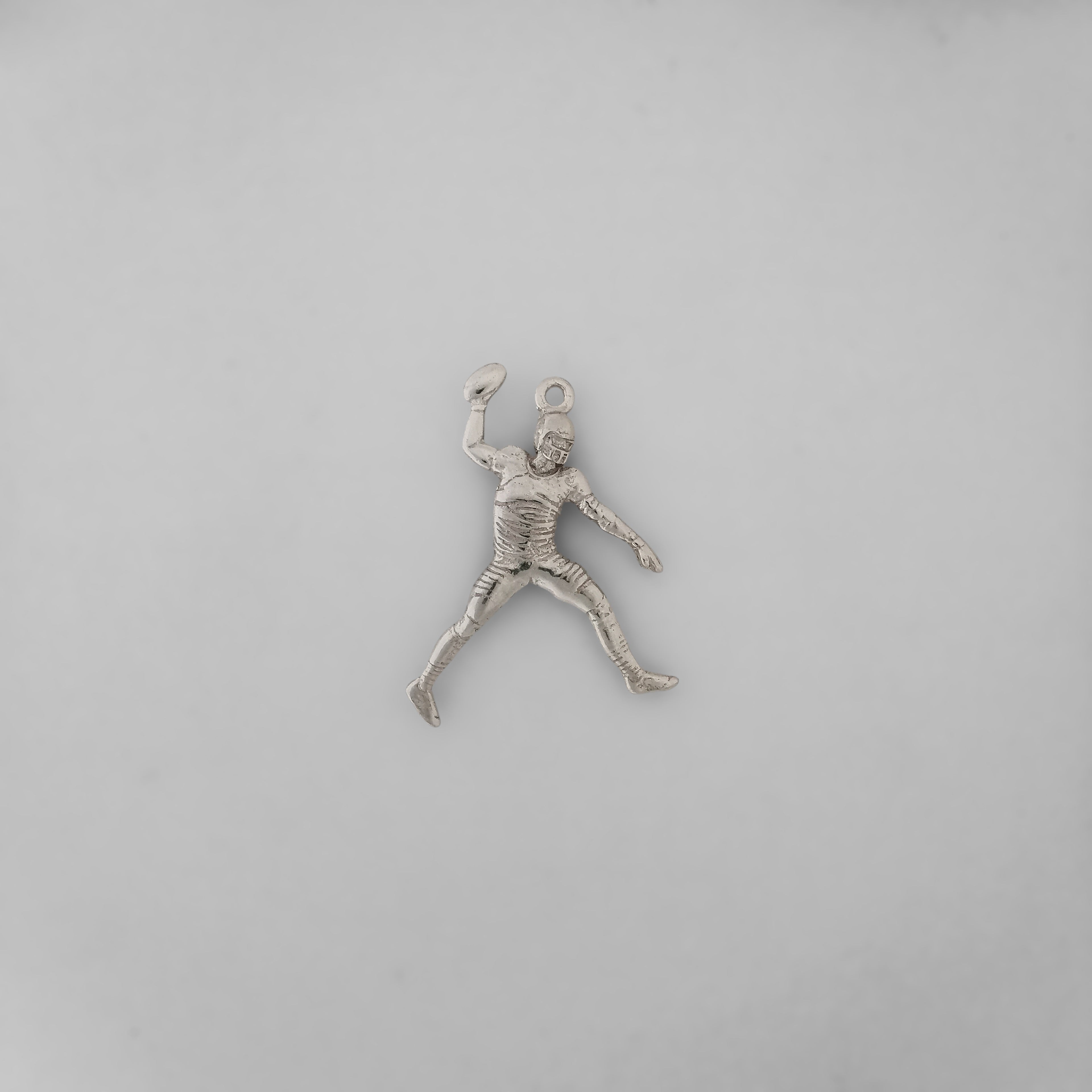 Американски футбол – Мъжки спортен медальон от сребро 925 с позлатено покритие – Ръчно изработено бижу талисман за спортисти и фенове – Идеален подарък за играч, треньор или почитател – SSJ