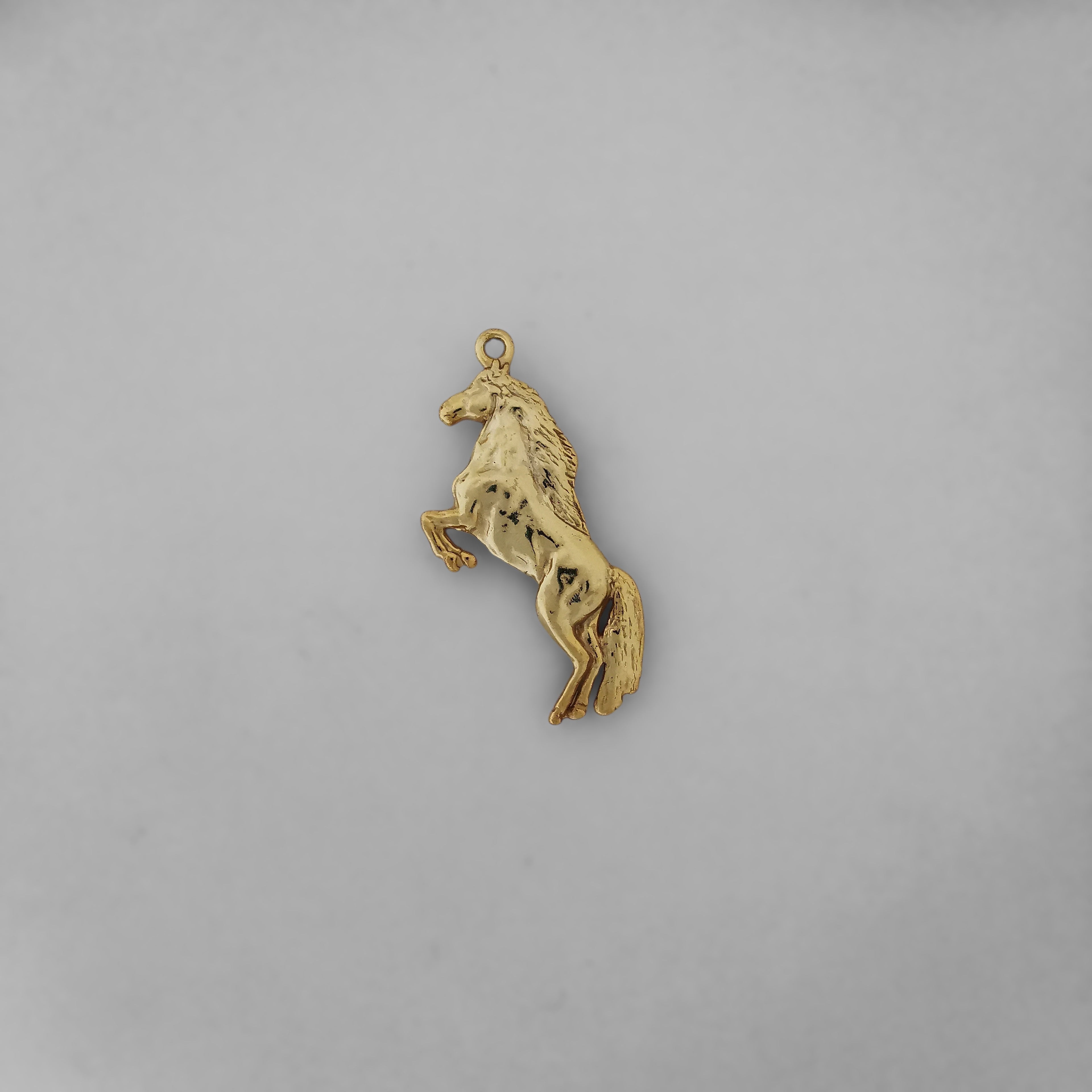 Кон – Мъжки спортен медальон с позлатено покритие – Сребро 925 – Ръчно изработено бижу/талисман конен спорт – Идеален подарък – SSJ