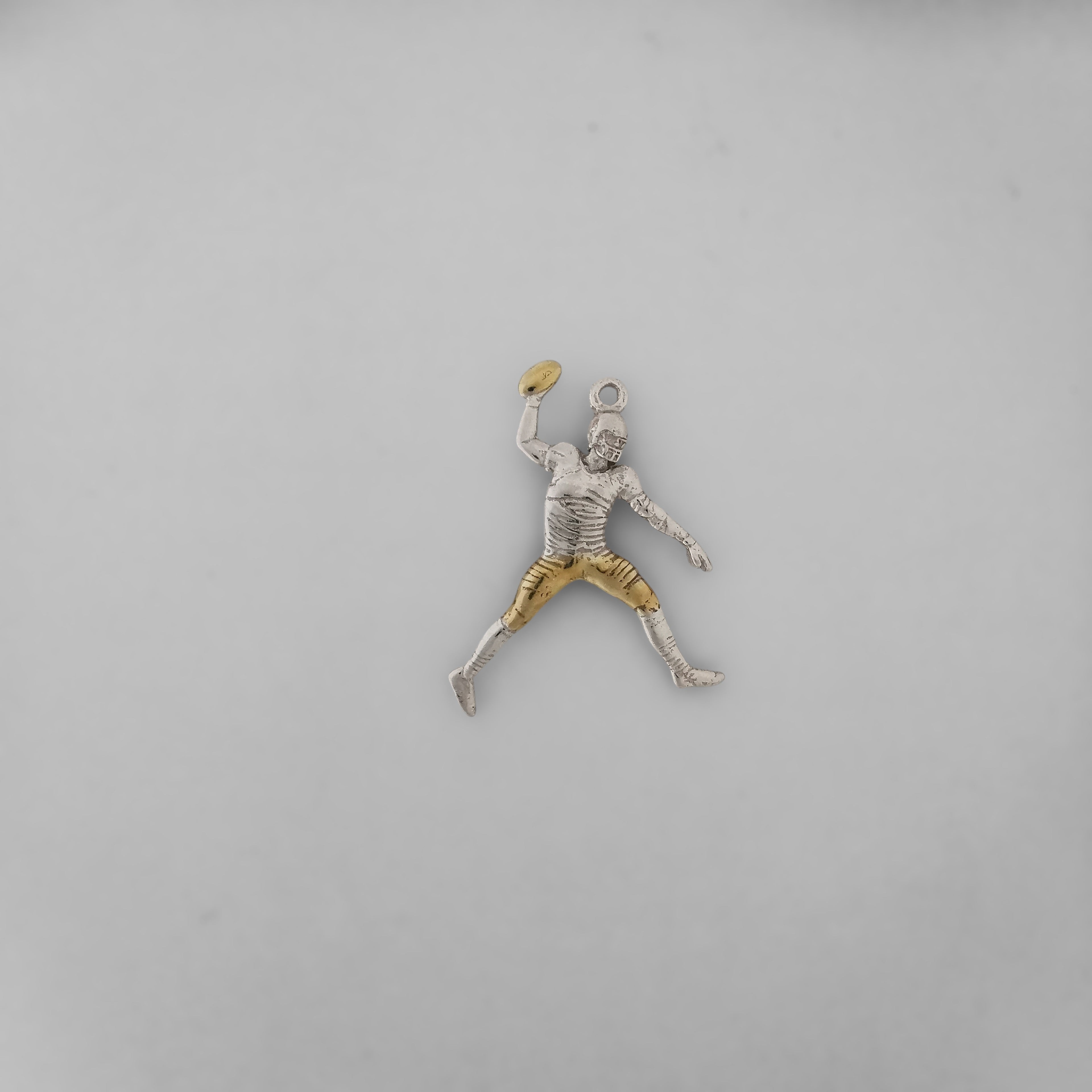 Американски футбол – Мъжки спортен медальон от сребро 925 с оксидирано покритие – Ръчно изработено бижу талисман за спортисти и фенове на футбола – Идеален подарък за играч, треньор или почитател – SSJ