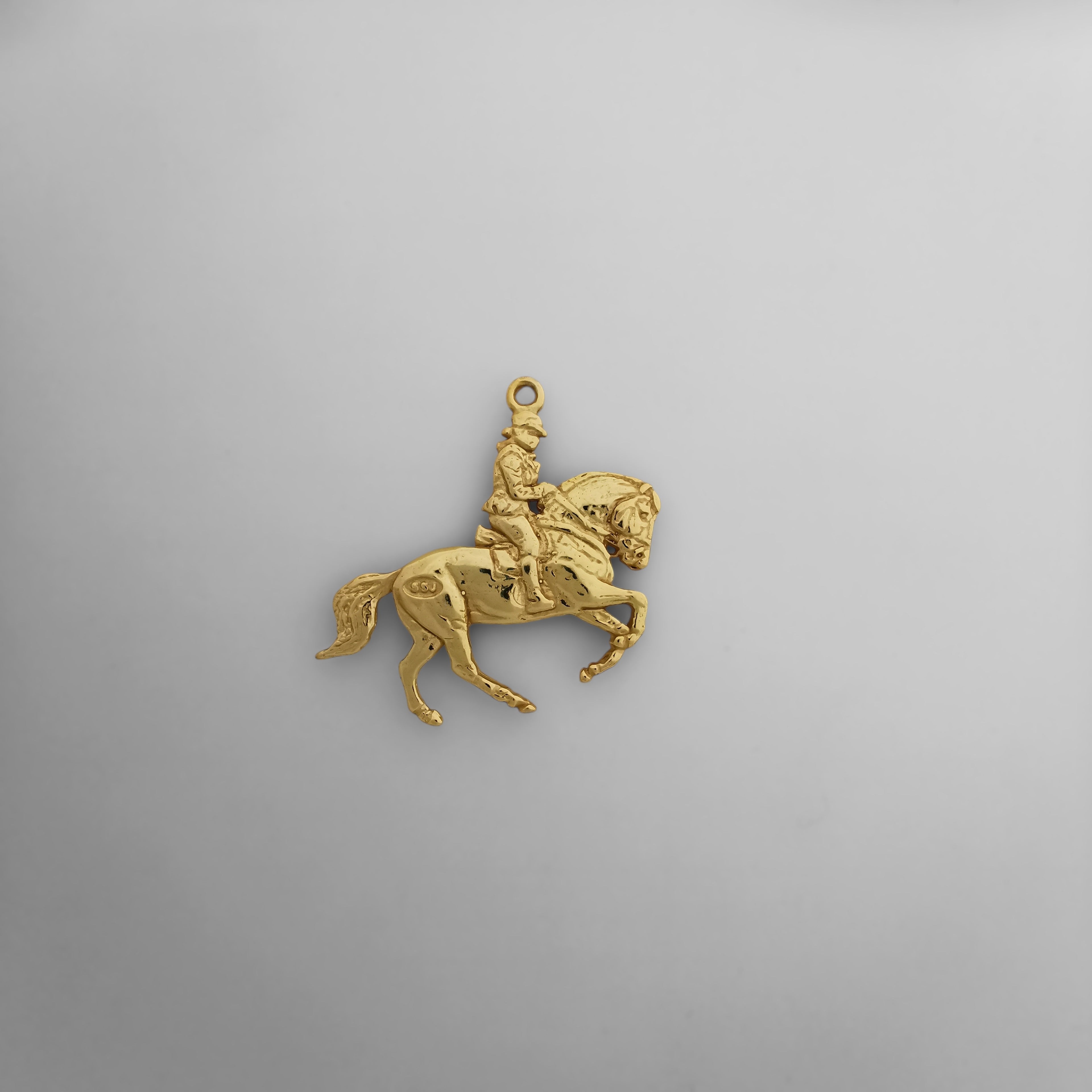 Конен спорт – Мъжки медальон „Ездач“ (обездка) – Частично позлатено покритие – Сребро 925 – Ръчно изработено бижу/талисман – Идеален подарък за мъж – SSJ