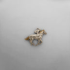 Жокей – Мъжки спортен медальон със състезателен кон – Частично позлатено покритие – Сребро 925 – Ръчно изработено бижу/талисман конен спорт – Идеален подарък – SSJ