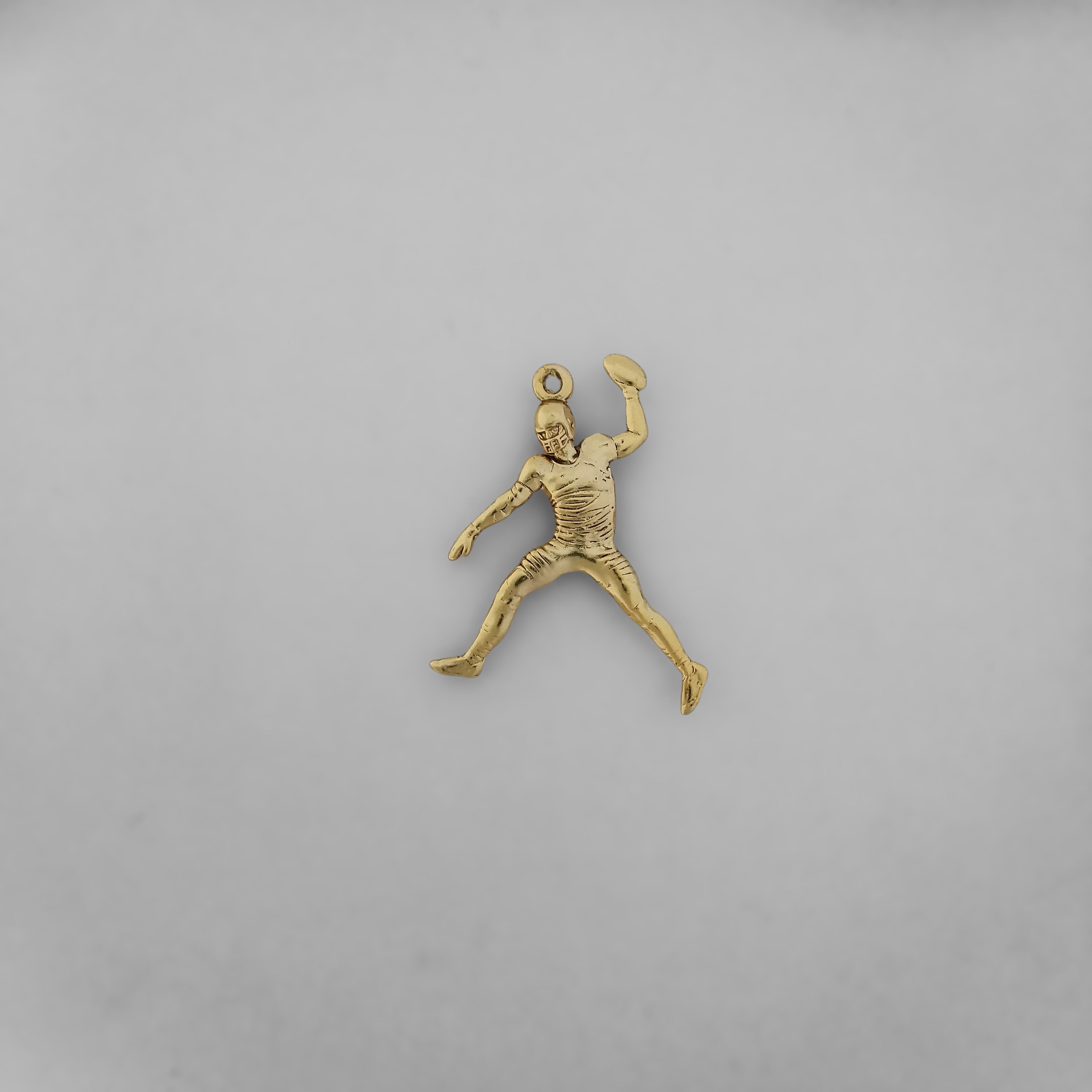 Американски футбол – Мъжки спортен медальон от сребро 925 с частично позлатено покритие – Ръчно изработено бижу талисман за спортисти и фенове – Идеален подарък за играч, треньор или почитател – SSJ