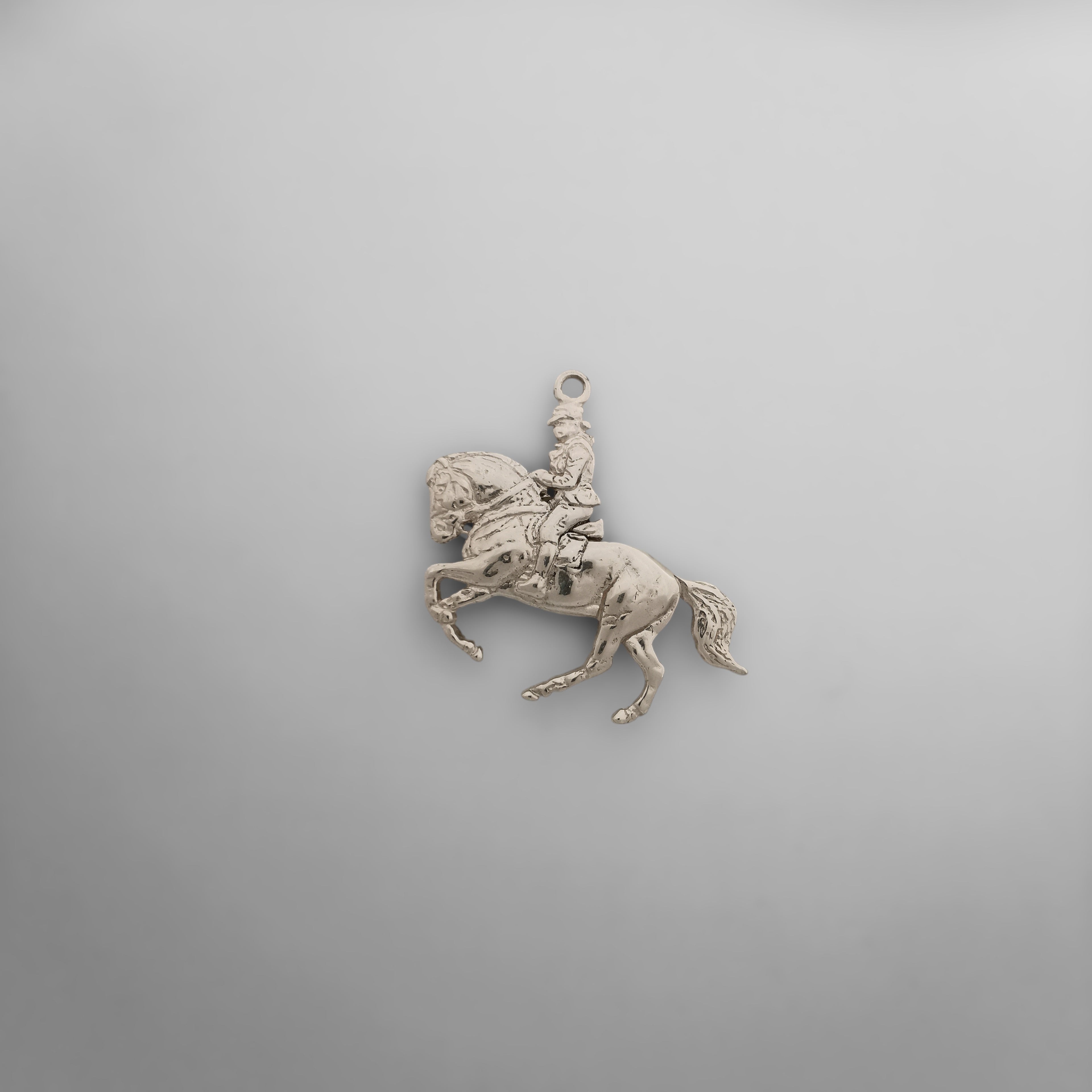 Конен спорт – Мъжки медальон „Ездач“ (обездка) – Частично позлатено покритие – Сребро 925 – Ръчно изработено бижу/талисман – Идеален подарък за мъж – SSJ