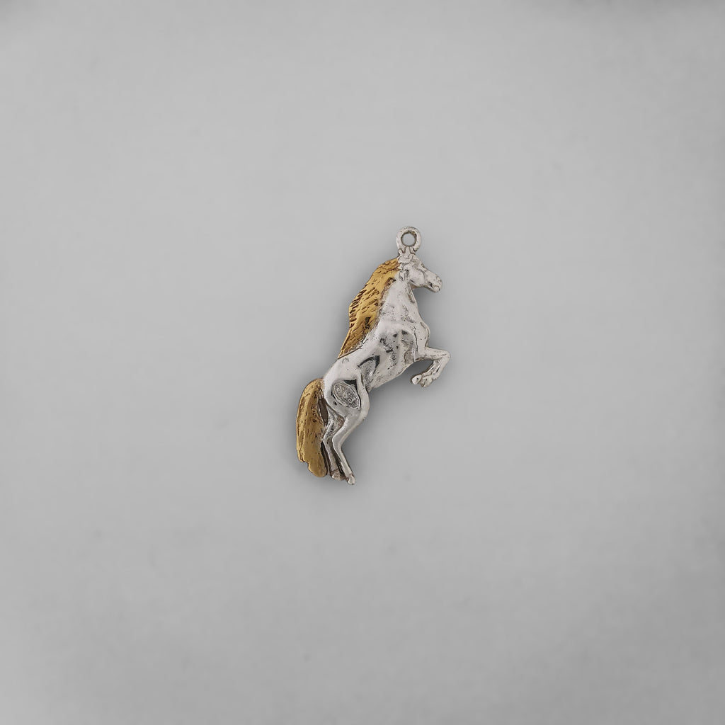 Кон – Мъжки спортен медальон с частично позлатено покритие – Сребро 925 – Ръчно изработено бижу/талисман конен спорт – Идеален подарък – SSJ