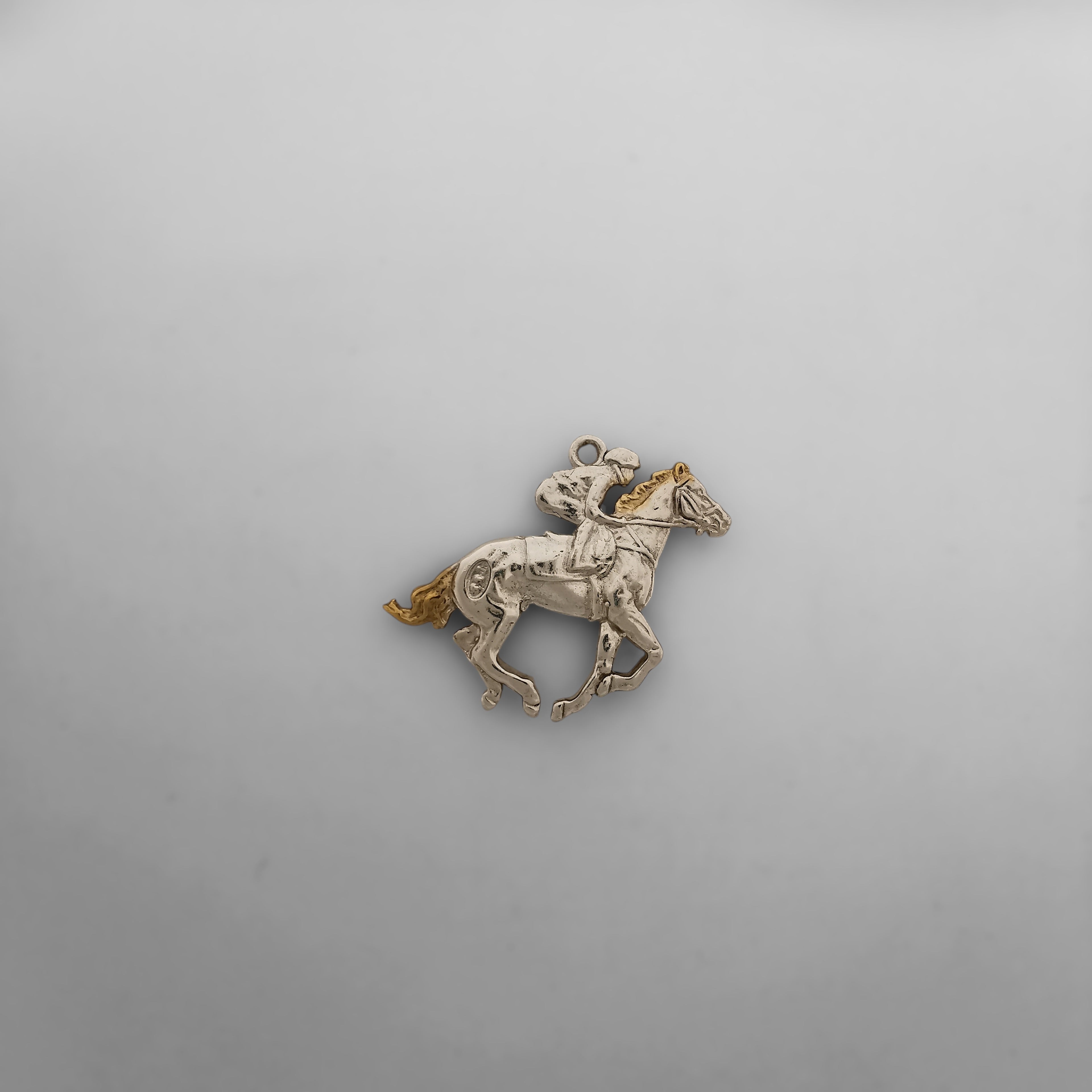 Жокей – Мъжки спортен медальон със състезателен кон – Класическо сребро 925 – Ръчно изработено бижу/талисман конен спорт – Идеален подарък – SSJ