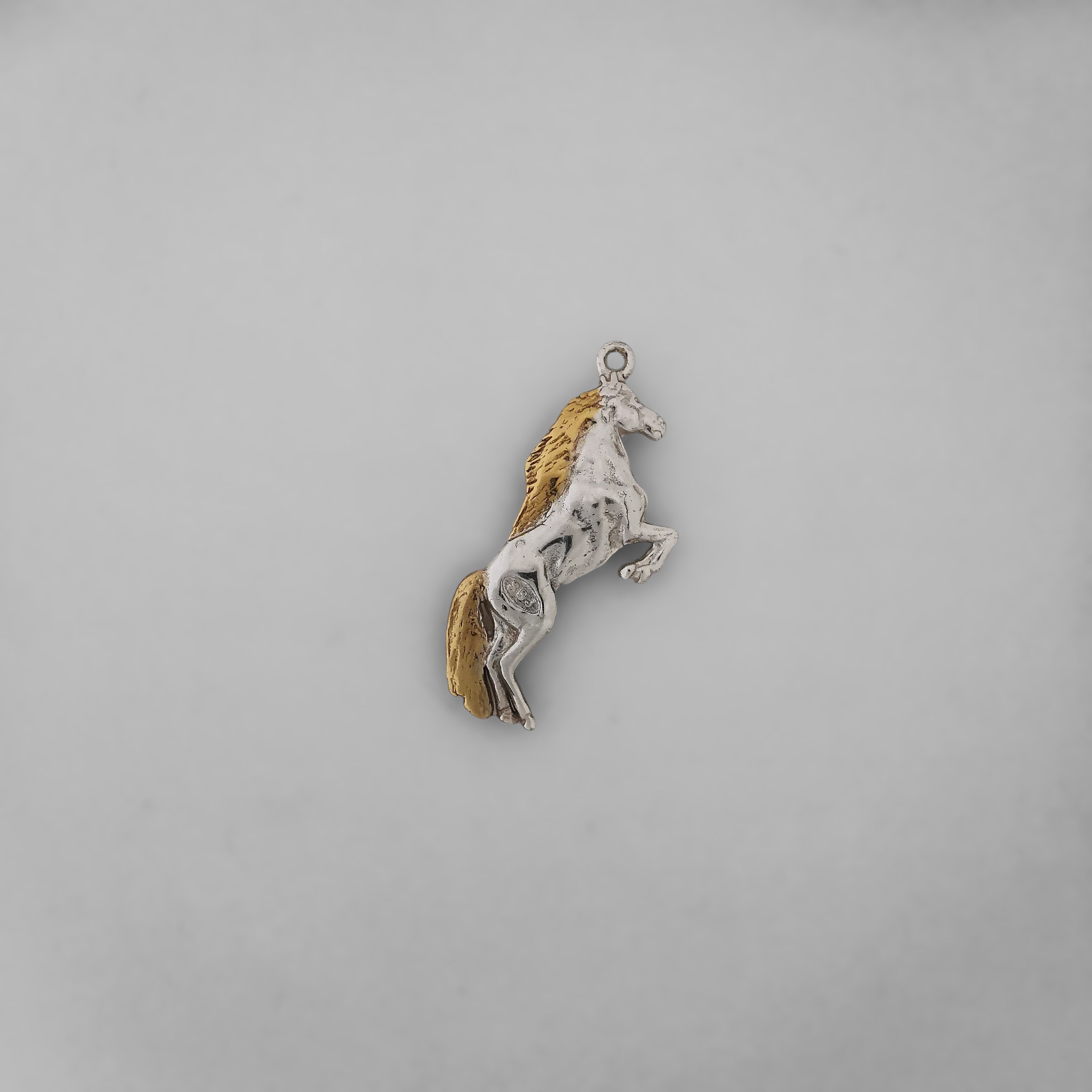Кон – Мъжки спортен медальон с позлатено покритие – Сребро 925 – Ръчно изработено бижу/талисман конен спорт – Идеален подарък – SSJ