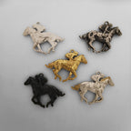 Жокей – Мъжки спортен медальон със състезателен кон – Класическо сребро 925 – Ръчно изработено бижу/талисман конен спорт – Идеален подарък – SSJ