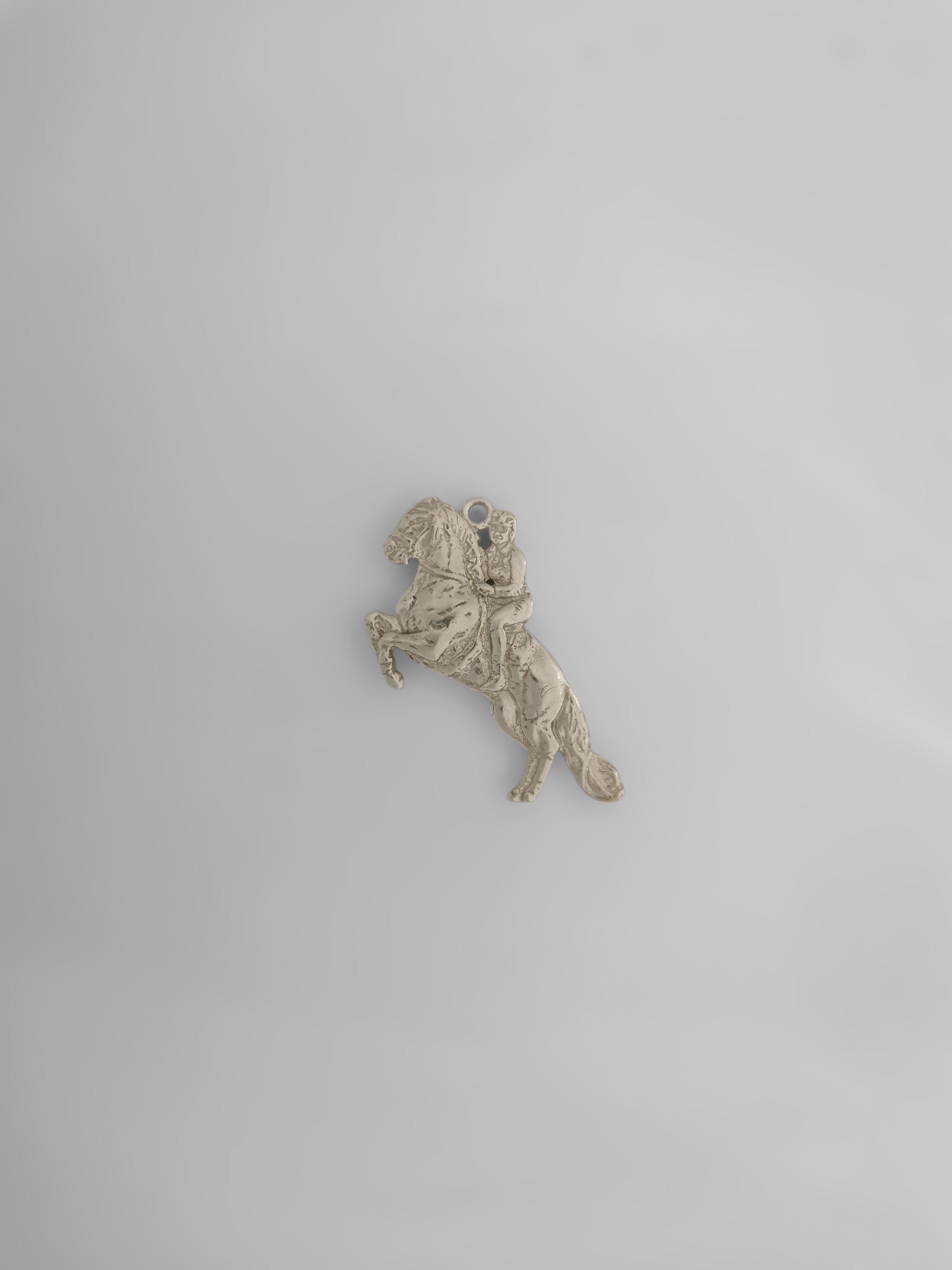 Конен спорт – Мъжки медальон „Ездач при прескачане на препятствие“ – Частично позлатено покритие – Сребро 925 – Ръчно изработено спортно бижу/талисман за конен спорт – Идеален подарък за мъж – SSJ