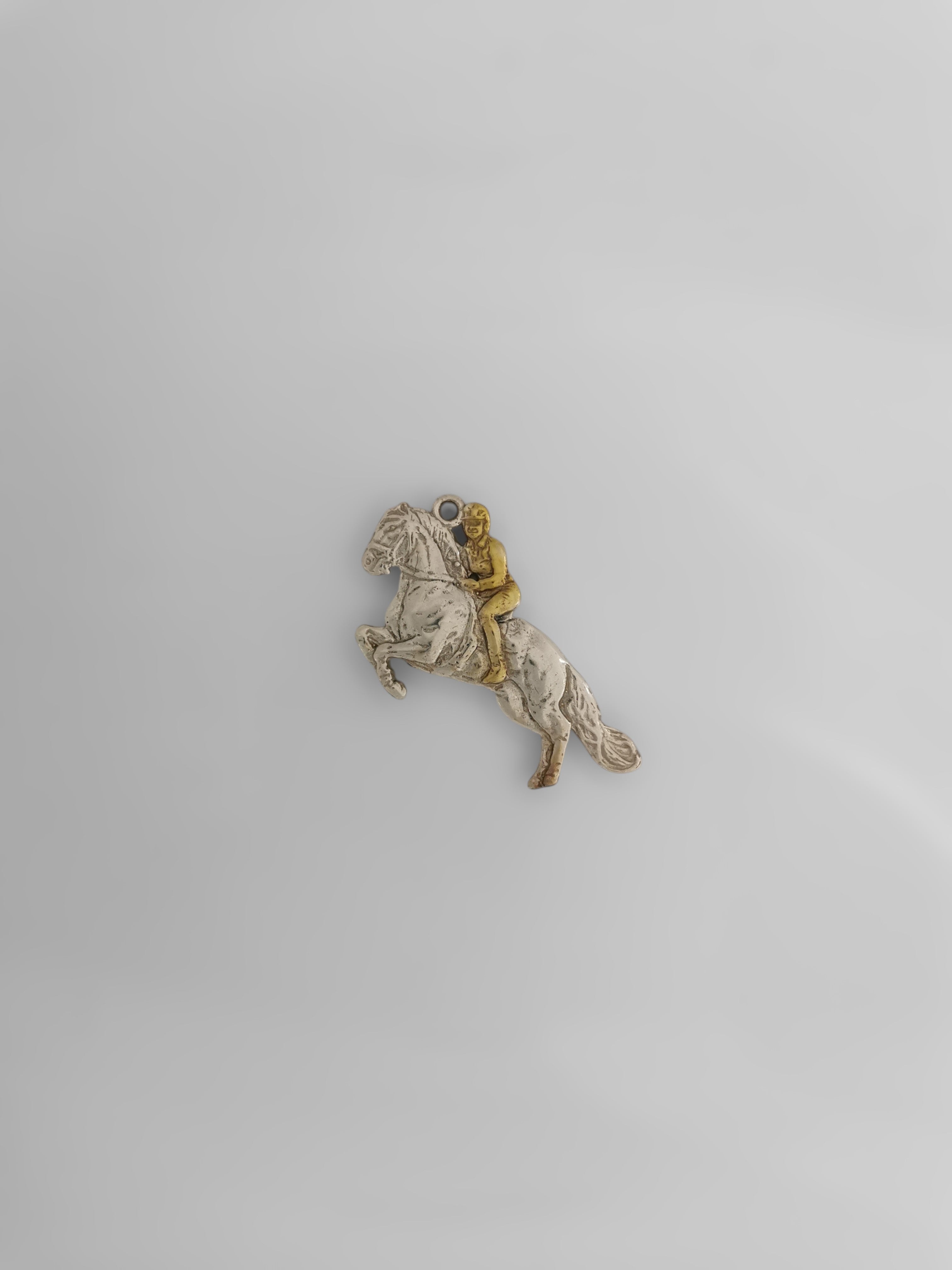 Конен спорт – Мъжки медальон „Ездач при прескачане на препятствие“ – Винтидж покритие – Сребро 925 – Ръчно изработено спортно бижу/талисман за конен спорт – Идеален подарък за мъж – SSJ