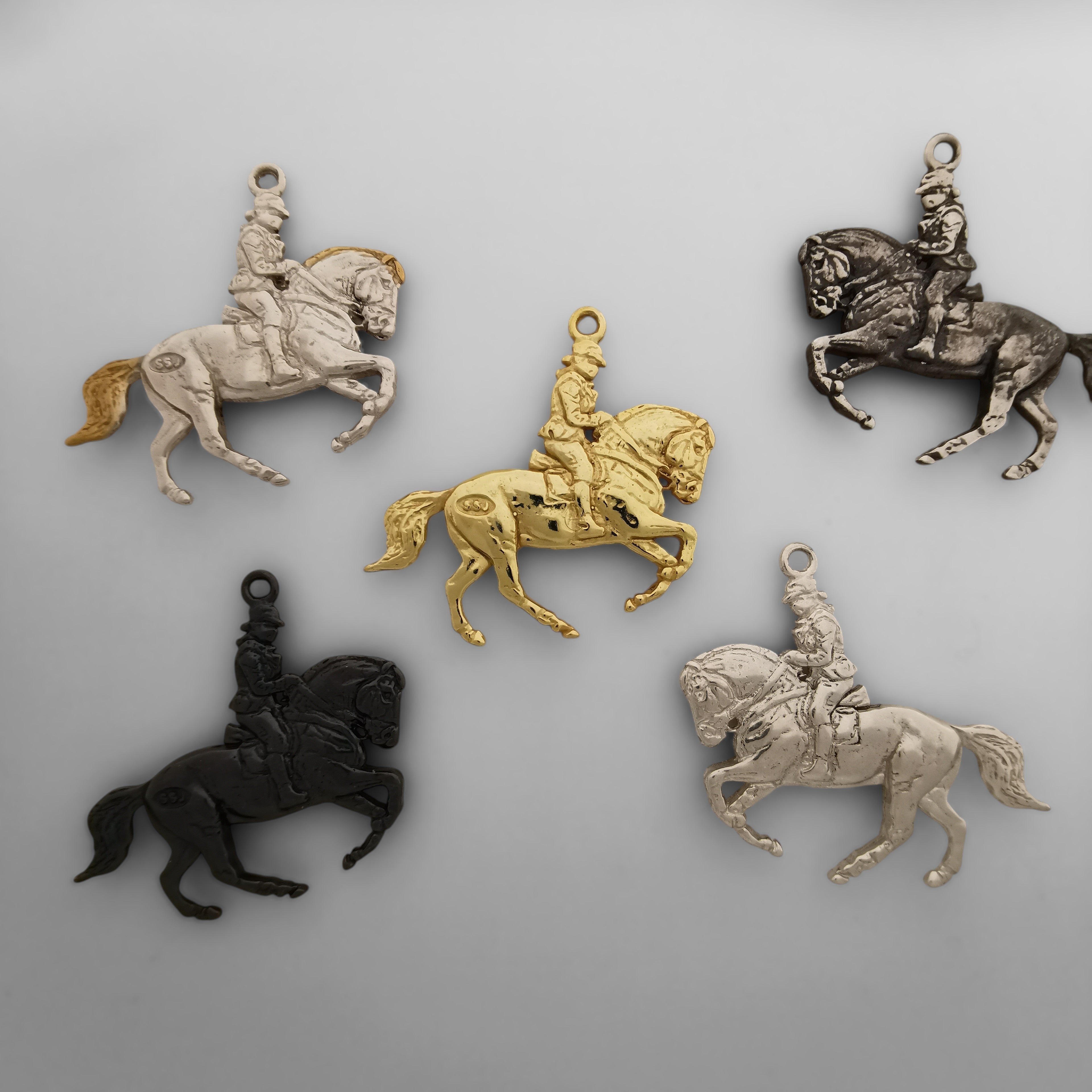 Конен спорт – Мъжки медальон „Ездач“ (обездка) – Позлатено покритие – Сребро 925 – Ръчно изработено бижу/талисман – Идеален подарък за мъж – SSJ